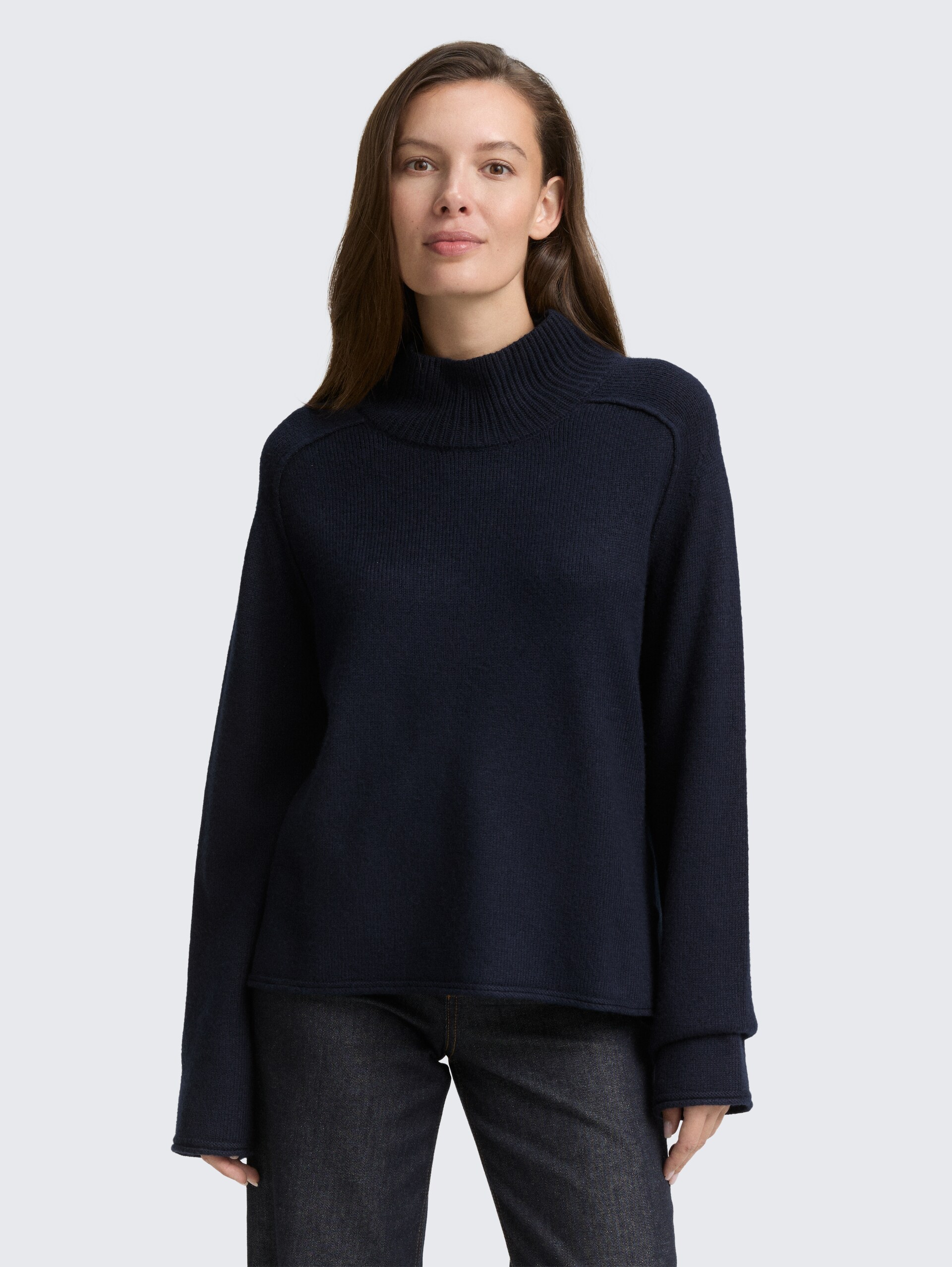 Loose Fit Strickpullover mit Stehkragen - Lunar Eclipse - Ausschnitt Model-Vorderansicht