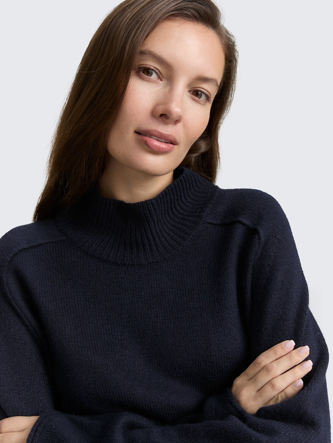 Loose Fit Strickpullover mit Stehkragen - Lunar Eclipse - Detail-Model-Ansicht