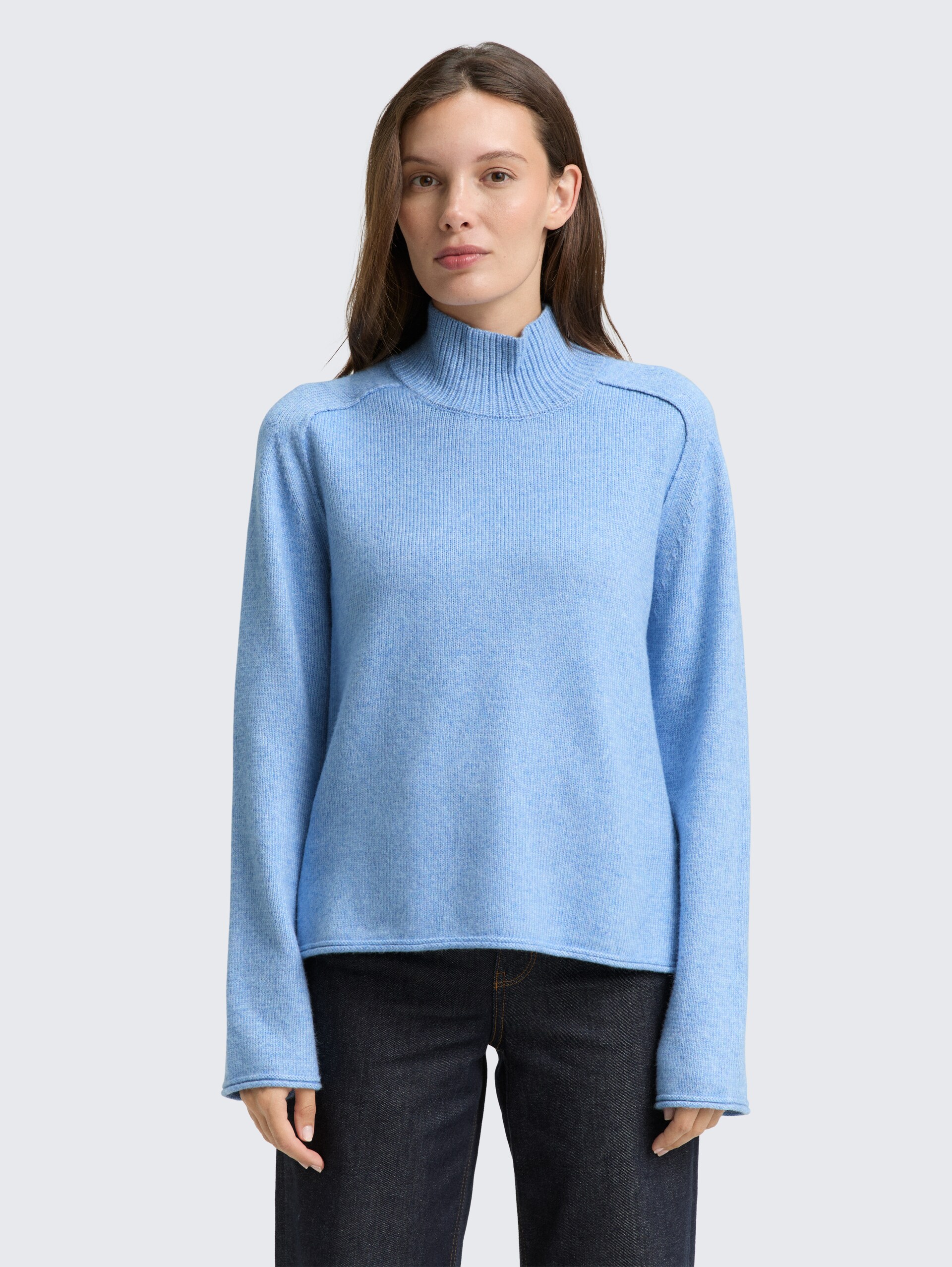 Loose Fit Strickpullover mit Stehkragen - light fjord blue melange - Ausschnitt Model-Vorderansicht