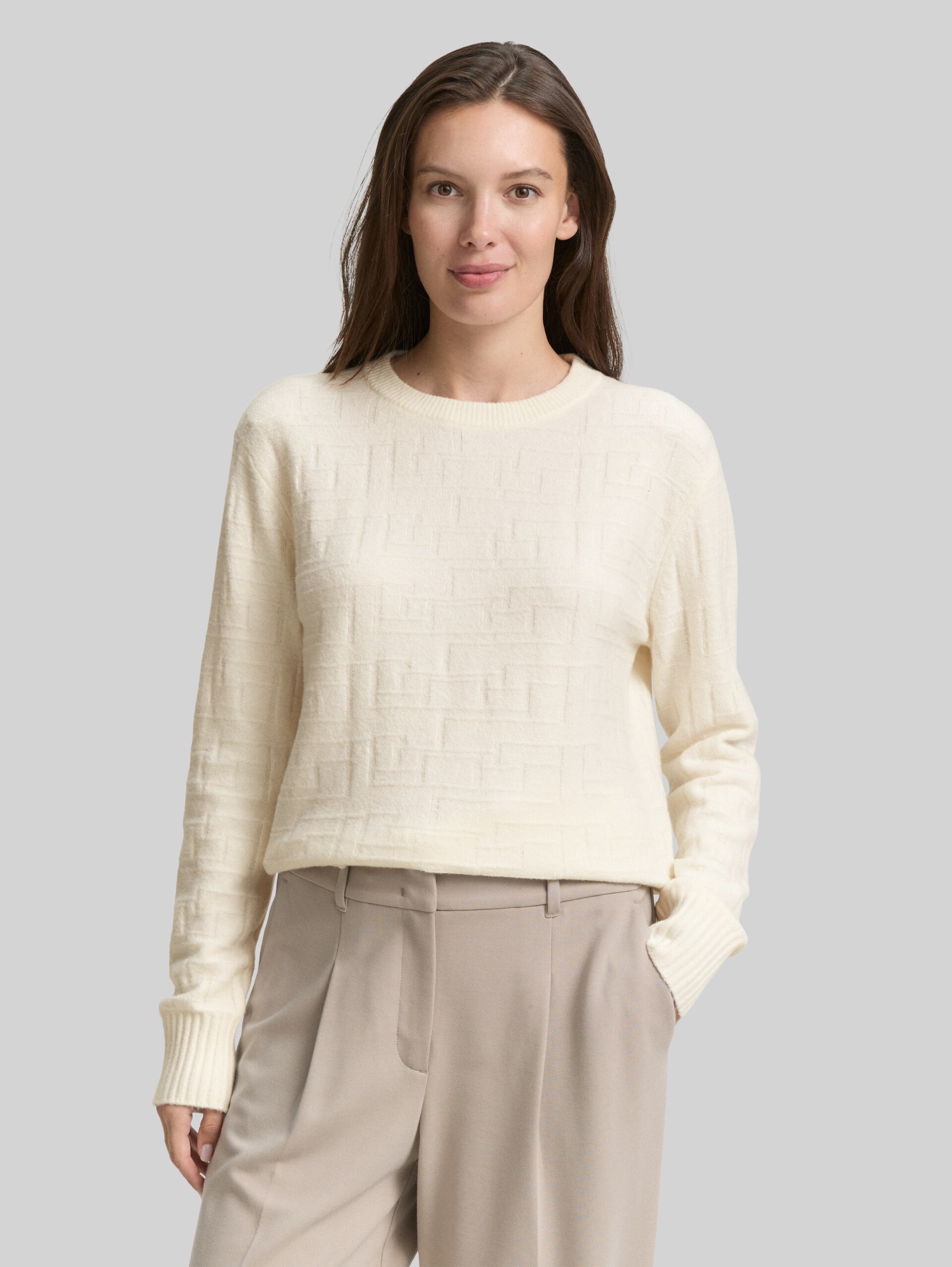 Loose Fit Strickpullover mit Muster - Whisper White - Ausschnitt Model-Vorderansicht