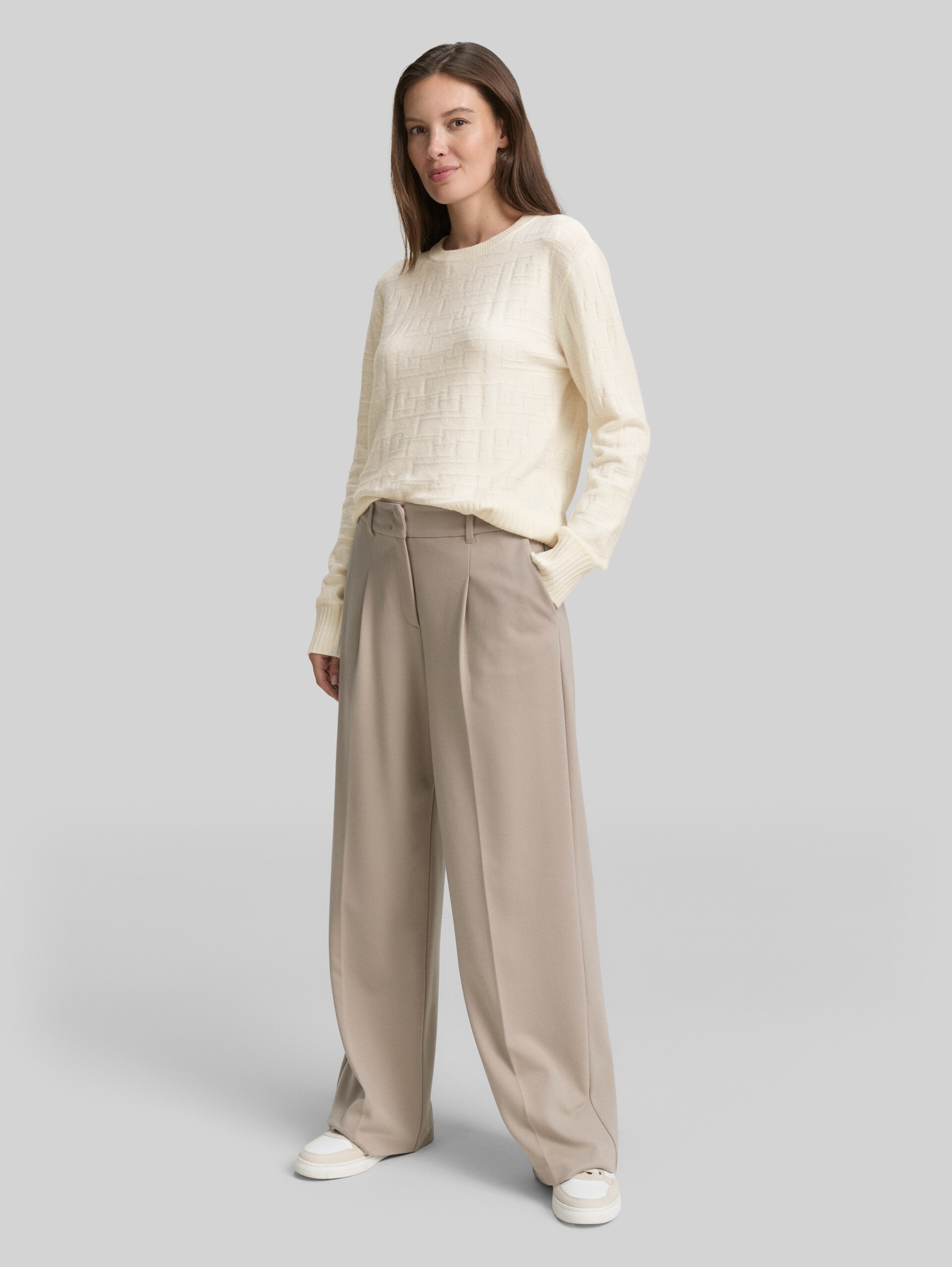 Loose Fit Strickpullover mit Muster - Whisper White - Model-Vorderansicht