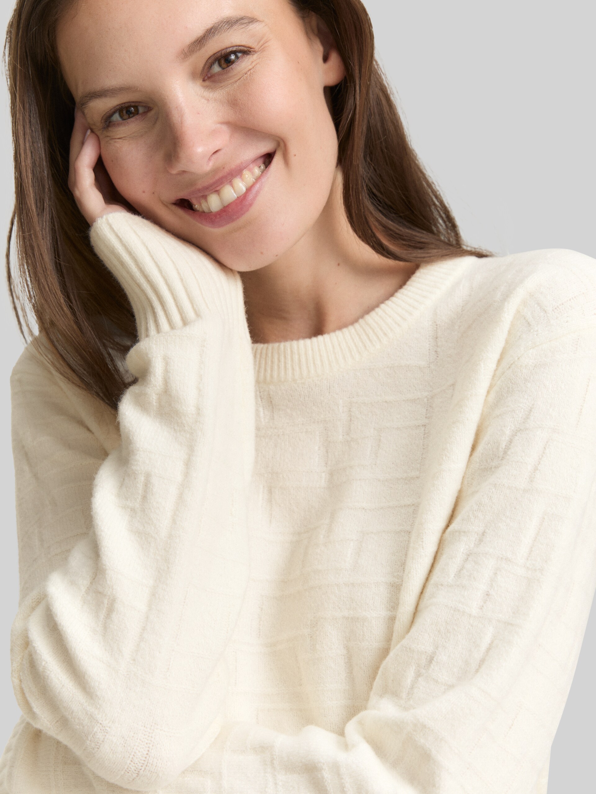 Loose Fit Strickpullover mit Muster - Whisper White - Detail-Model-Ansicht