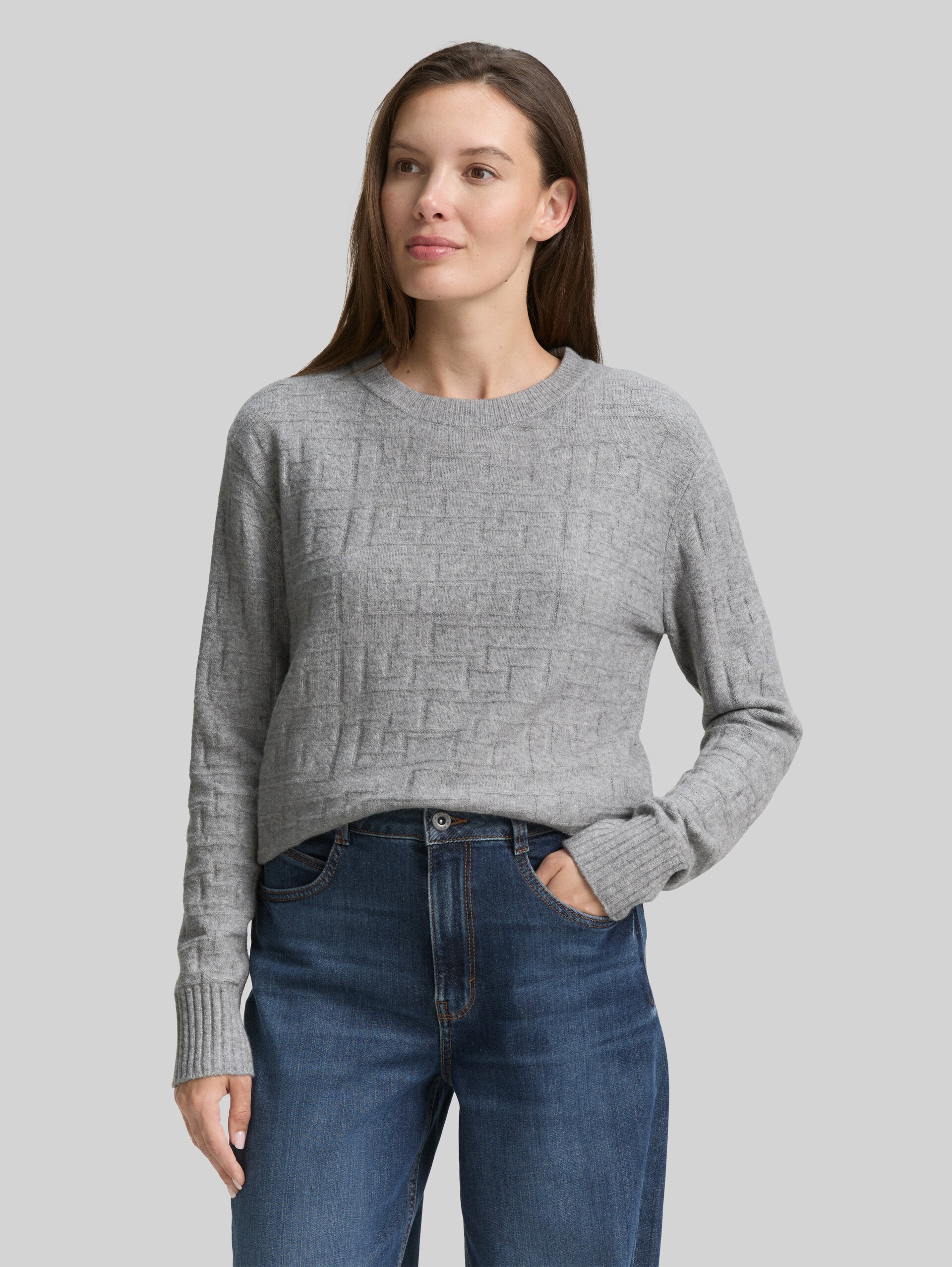 Loose Fit Strickpullover mit Muster - medium silver grey melange - Ausschnitt Model-Vorderansicht