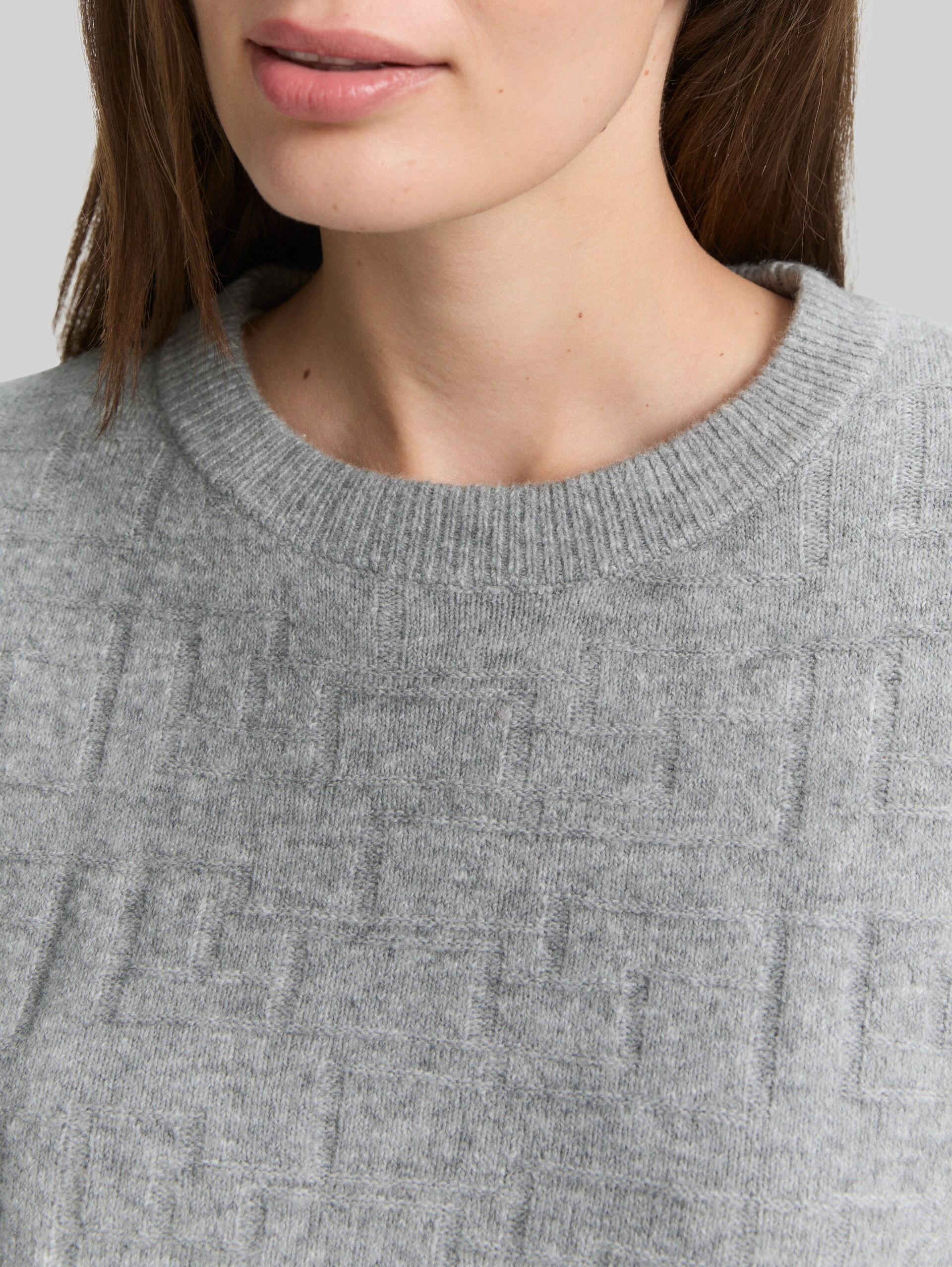 Loose Fit Strickpullover mit Muster - medium silver grey melange - Detail-Model-Ansicht