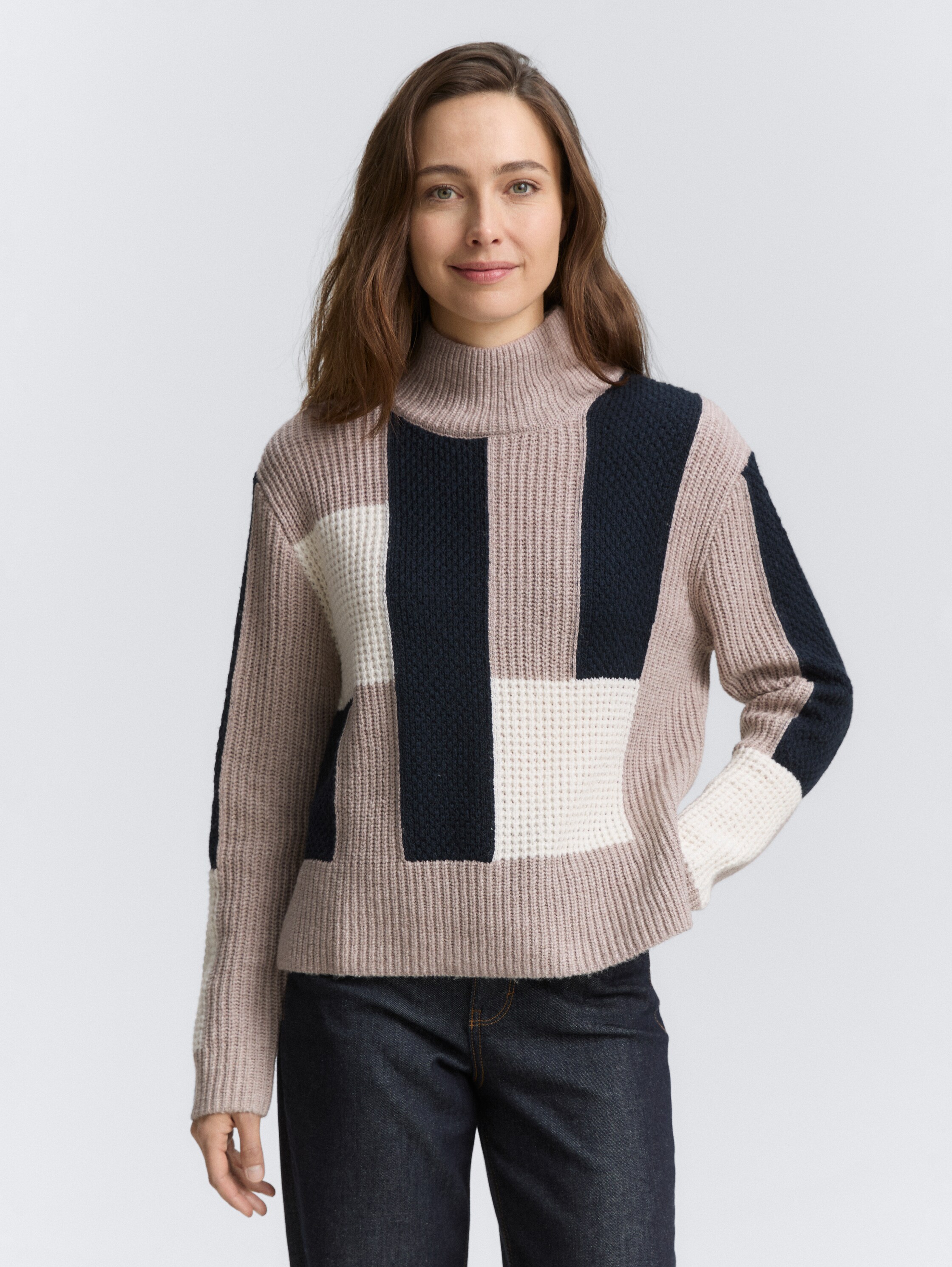 Loose fit knitted jumper with colour blocking - taupe structured colorblock - Neckline model front view