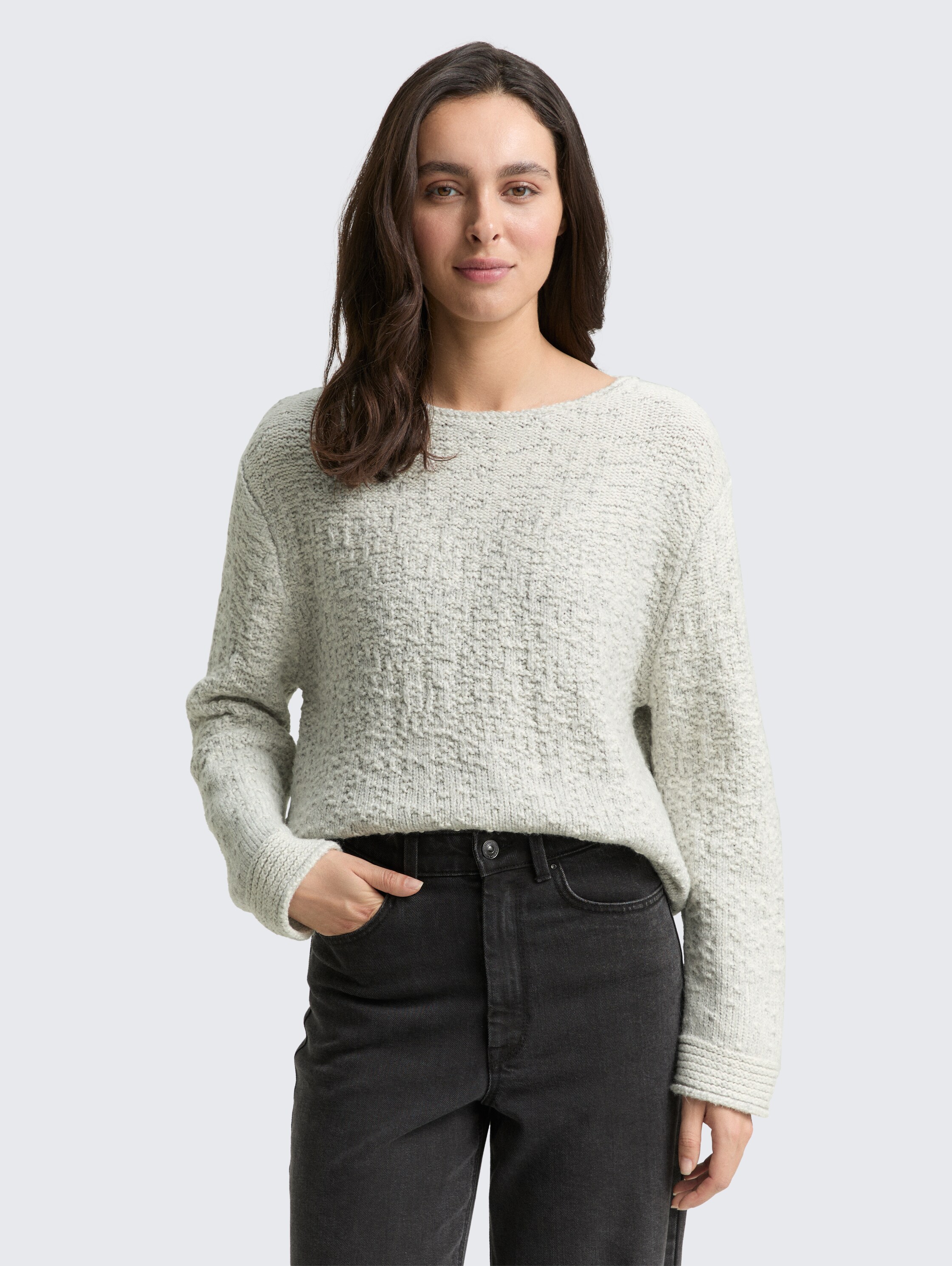 Gebreide trui met textuur - grey gradient knit - Nek model vooraanzicht