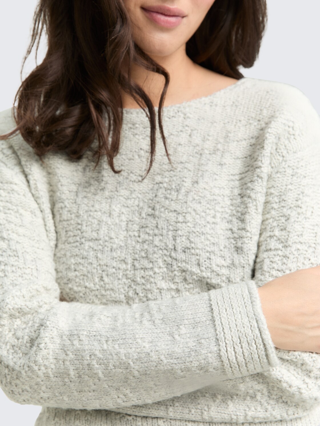 Strickpullover mit Struktur - grey gradient knit - Detail-Model-Ansicht