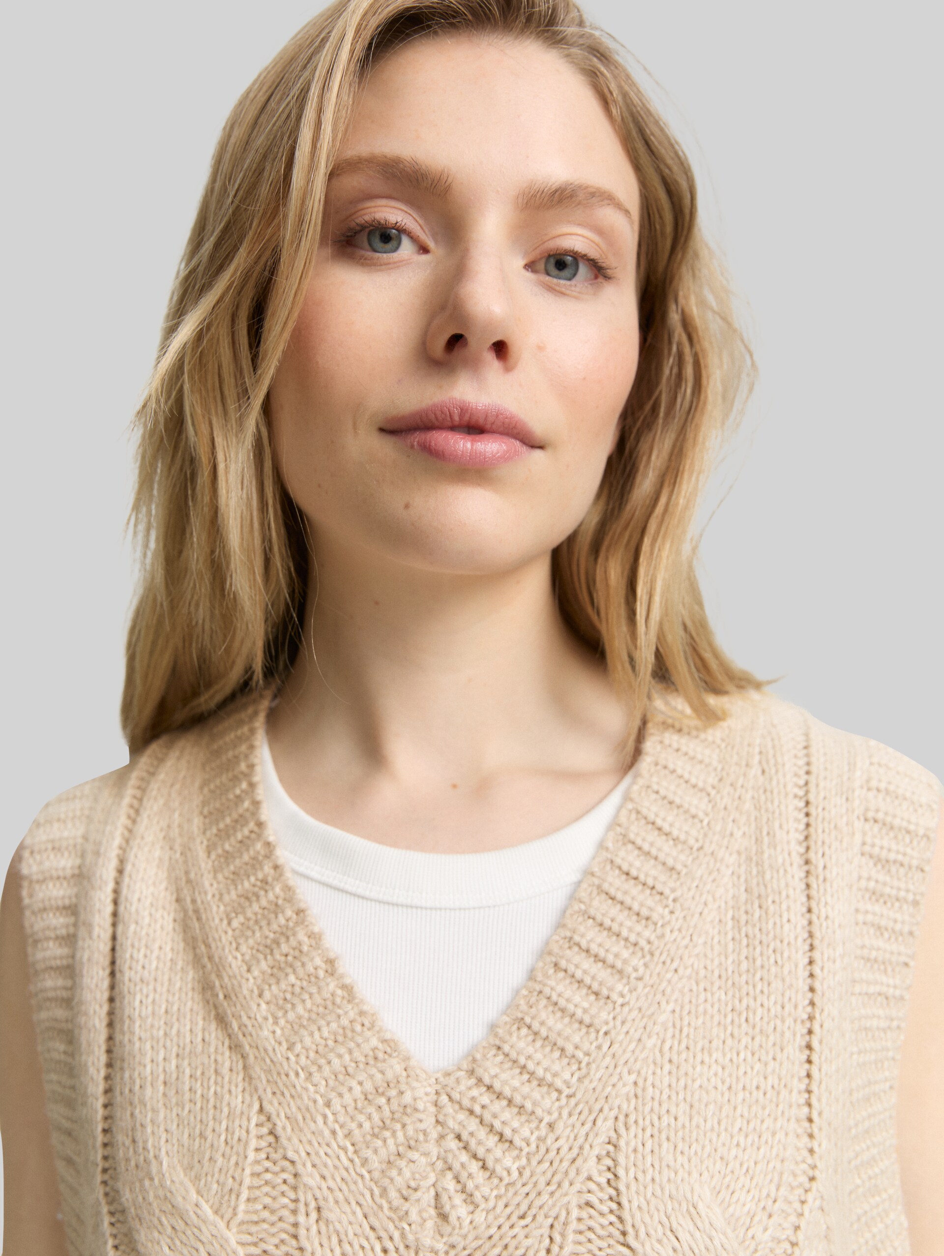 Jumper met kabelpatroon - soft taupe melange - Detailaanzicht model