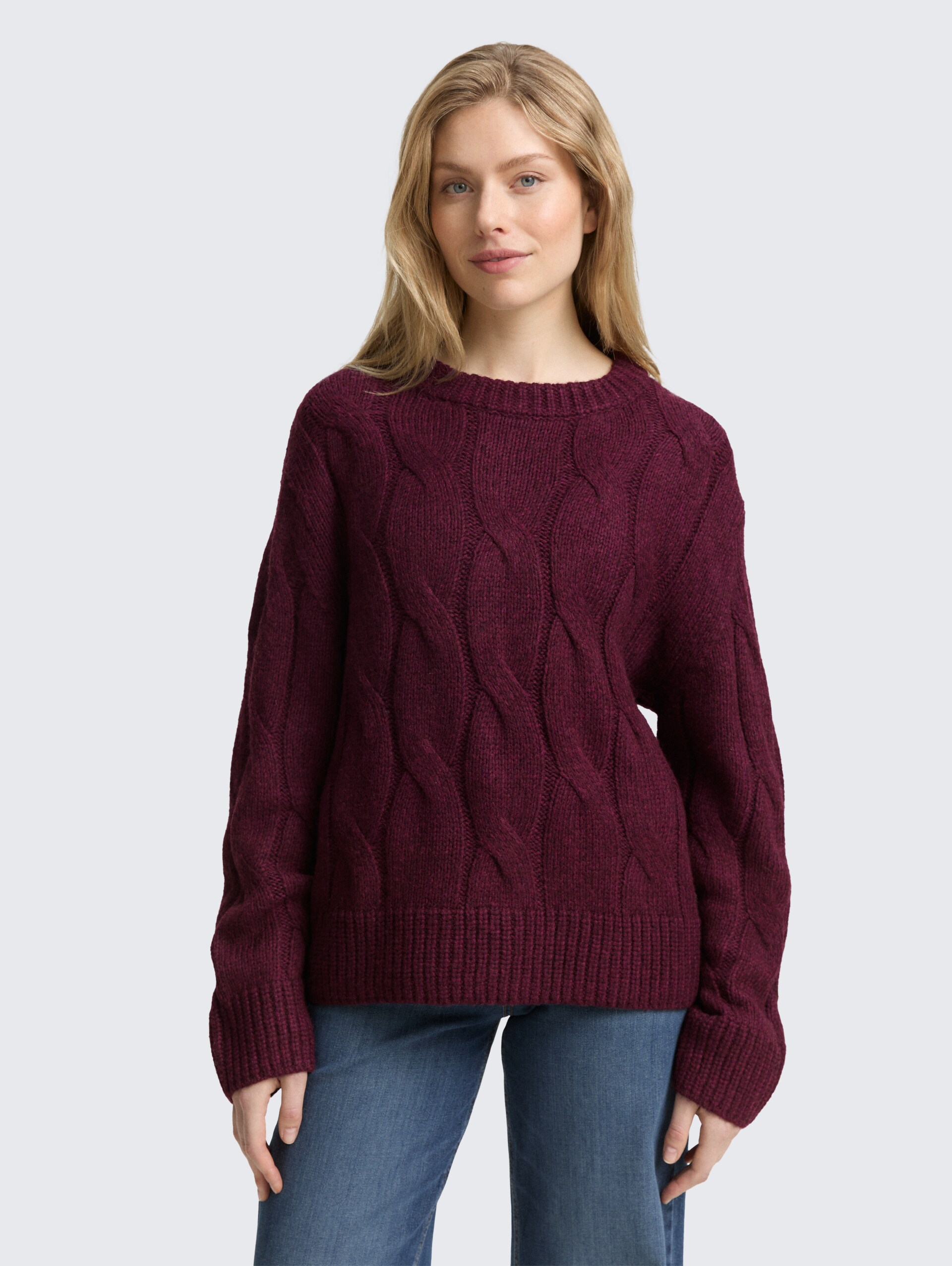 Loose Fit Strickpullover mit Zopfmuster - Dark Red Mélange - Ausschnitt Model-Vorderansicht