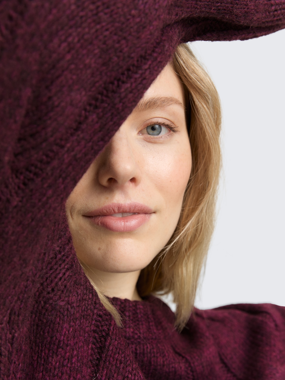 Loose Fit Strickpullover mit Zopfmuster - Dark Red Mélange - Detail-Model-Ansicht