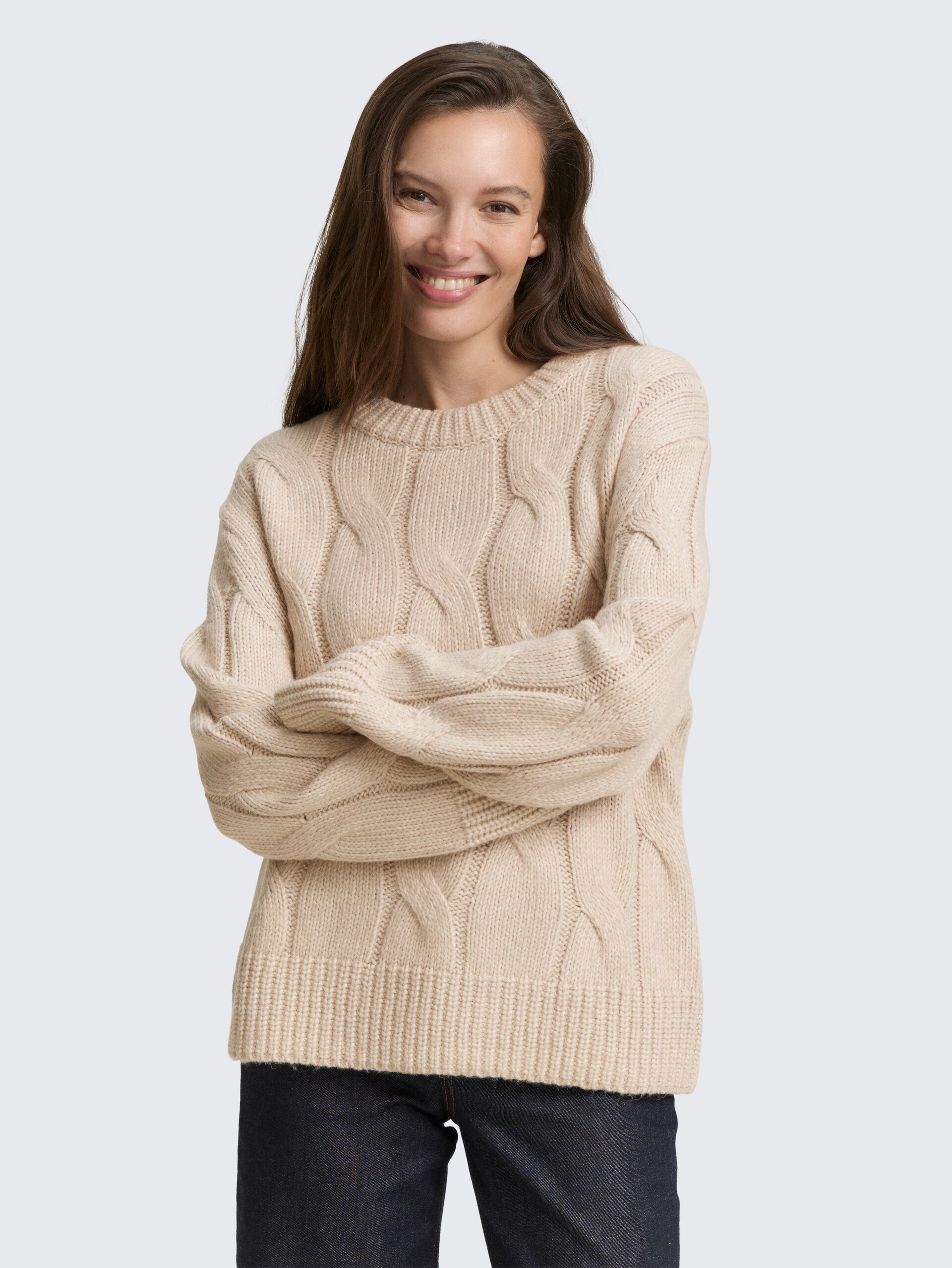 Loose Fit Strickpullover mit Zopfmuster - soft taupe melange - Ausschnitt Model-Vorderansicht