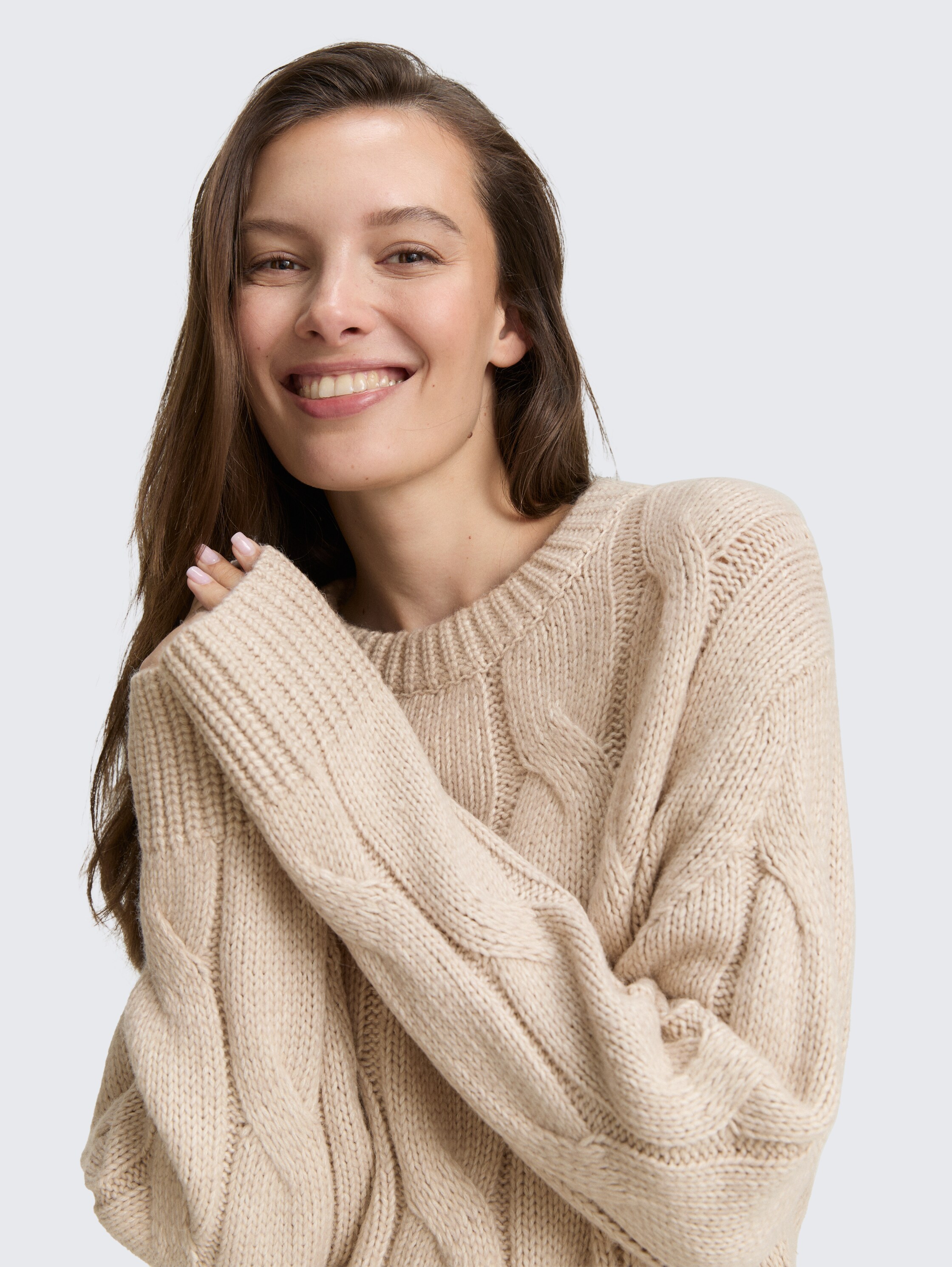 Loose Fit Strickpullover mit Zopfmuster - soft taupe melange - Detail-Model-Ansicht