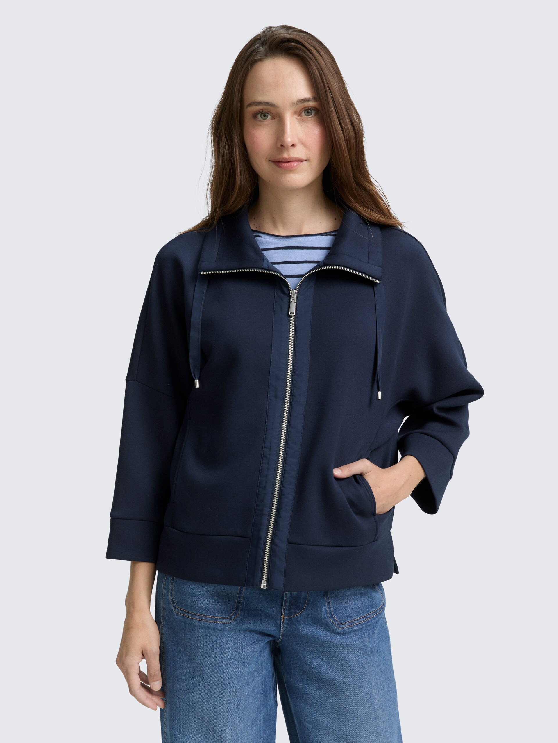 Boxy Fit Scuba Sweatjacke - sky captain blue - Ausschnitt Model-Vorderansicht