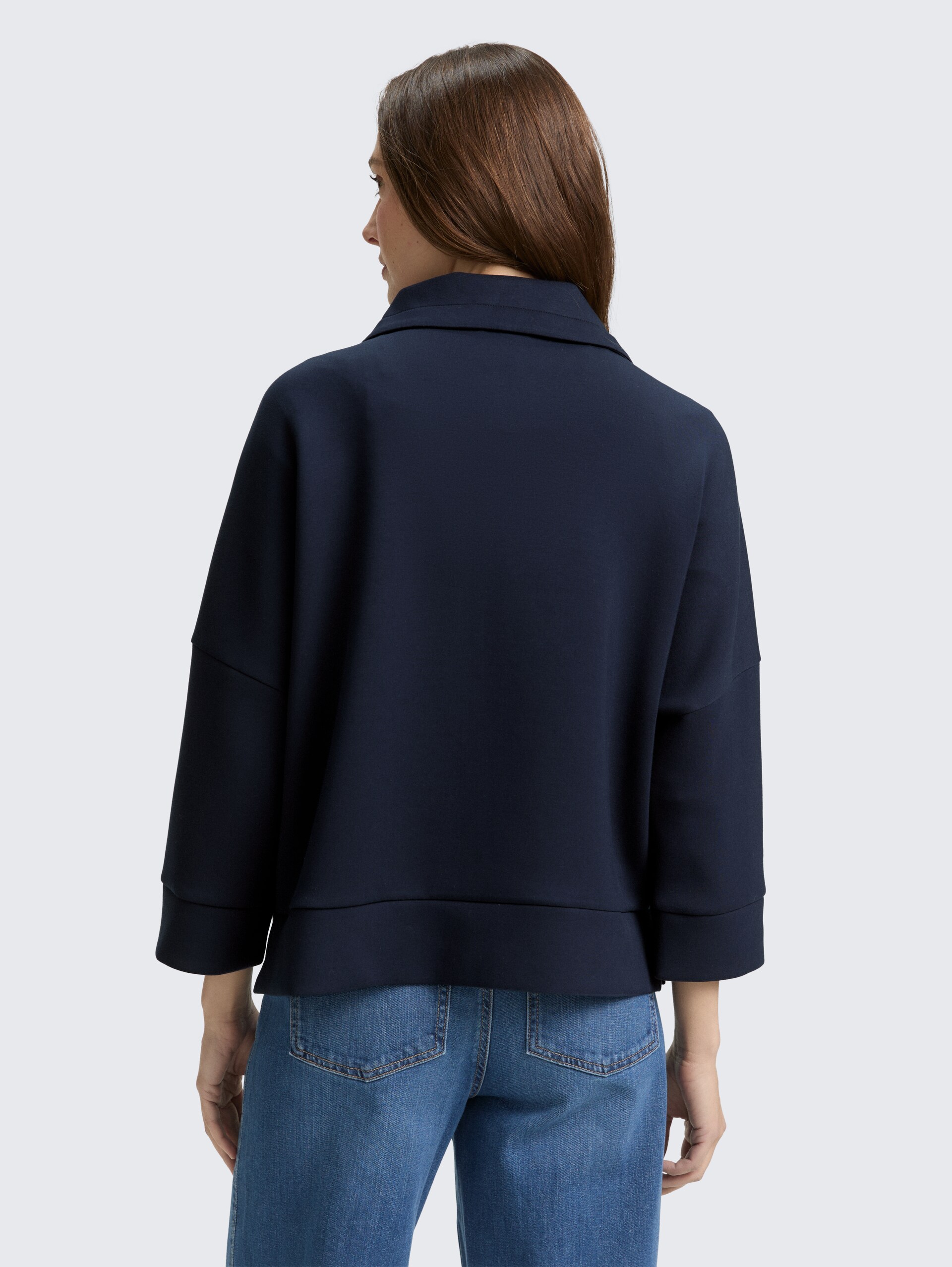 Boxy Fit Scuba Sweatjacke - sky captain blue - Auschnitt Model-Rückansicht