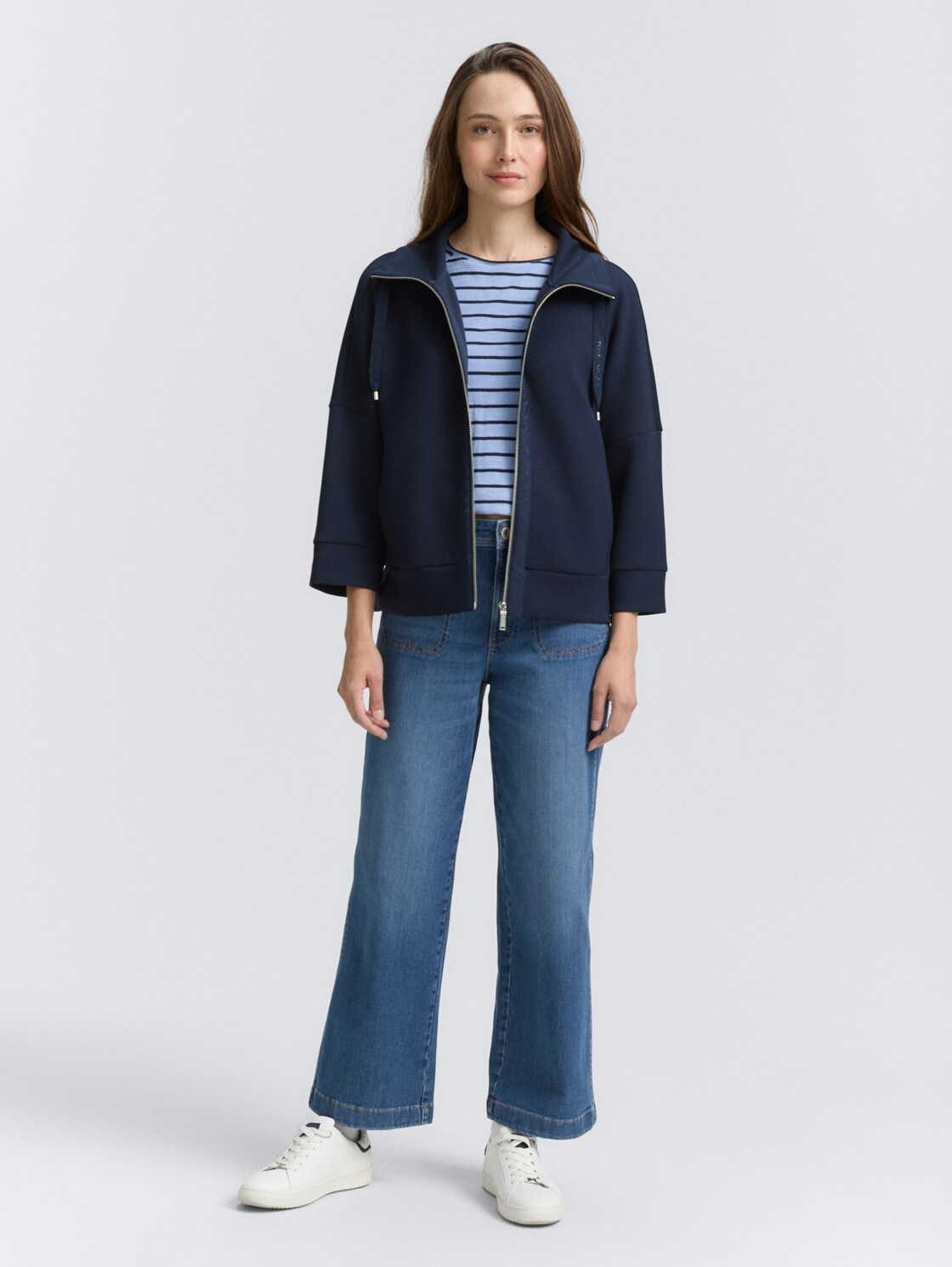 Boxy Fit Scuba Sweatjacke - sky captain blue - Model-Vorderansicht