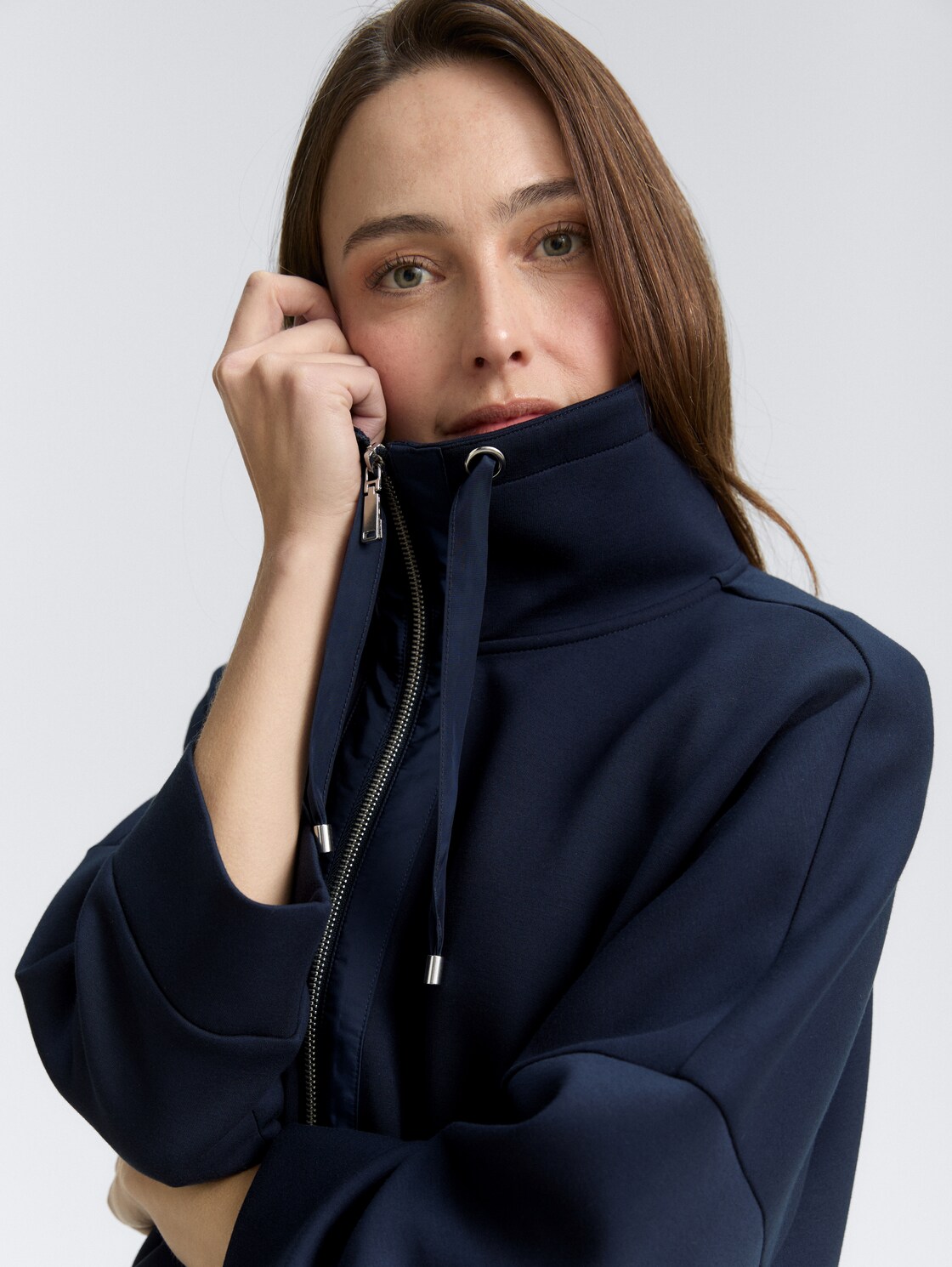 Boxy Fit Scuba Sweatjacke - sky captain blue - Detail-Model-Ansicht
