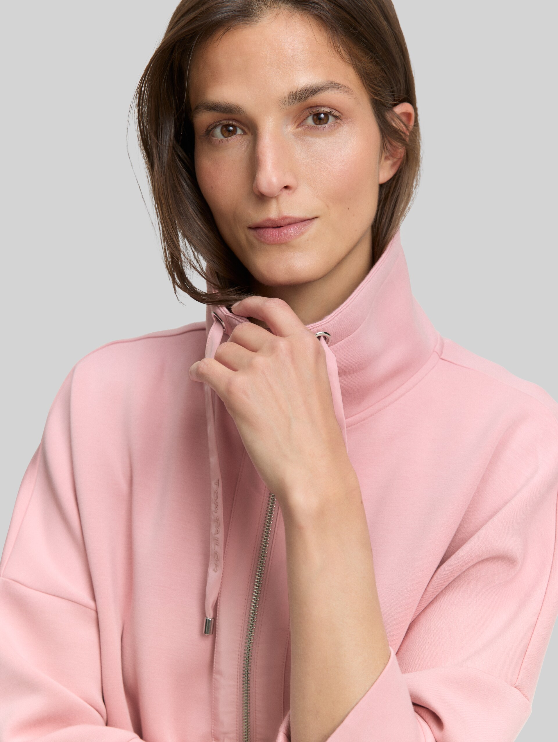 Boxy Fit Scuba Sweatjacke - Morning Pink - Detail-Model-Ansicht