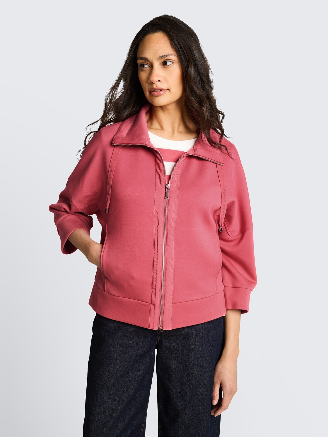 Boxy Fit Scuba Sweatjacke - cozy pink - Ausschnitt Model-Vorderansicht