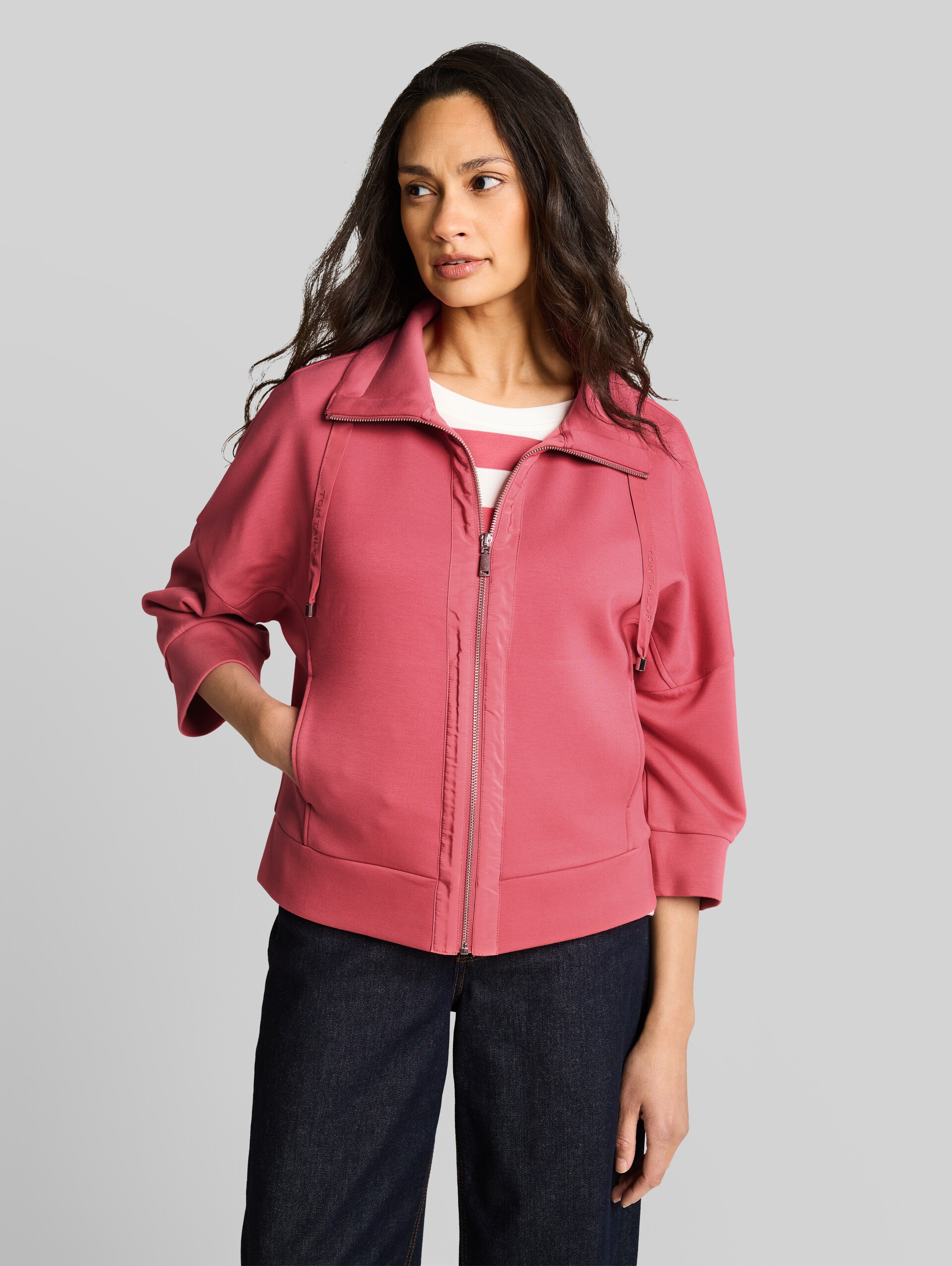 Boxy-fit scuba sweatshirt jacket - cozy pink - Neckline model front view