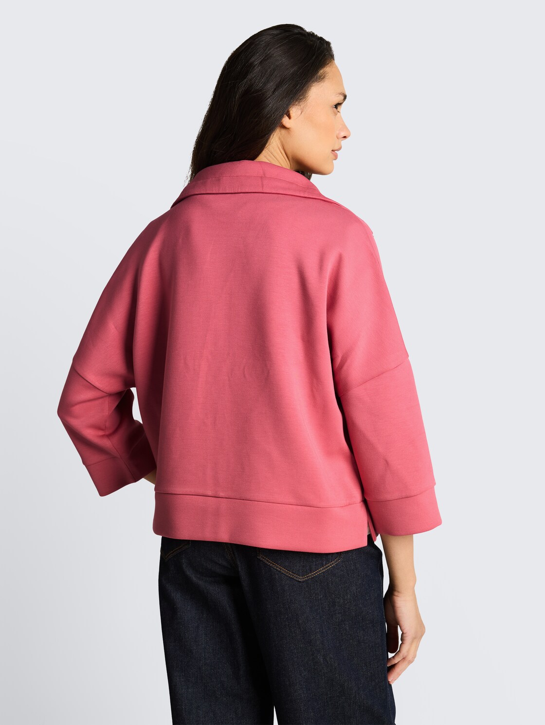 Boxy Fit Scuba Sweatjacke - cozy pink - Auschnitt Model-Rückansicht