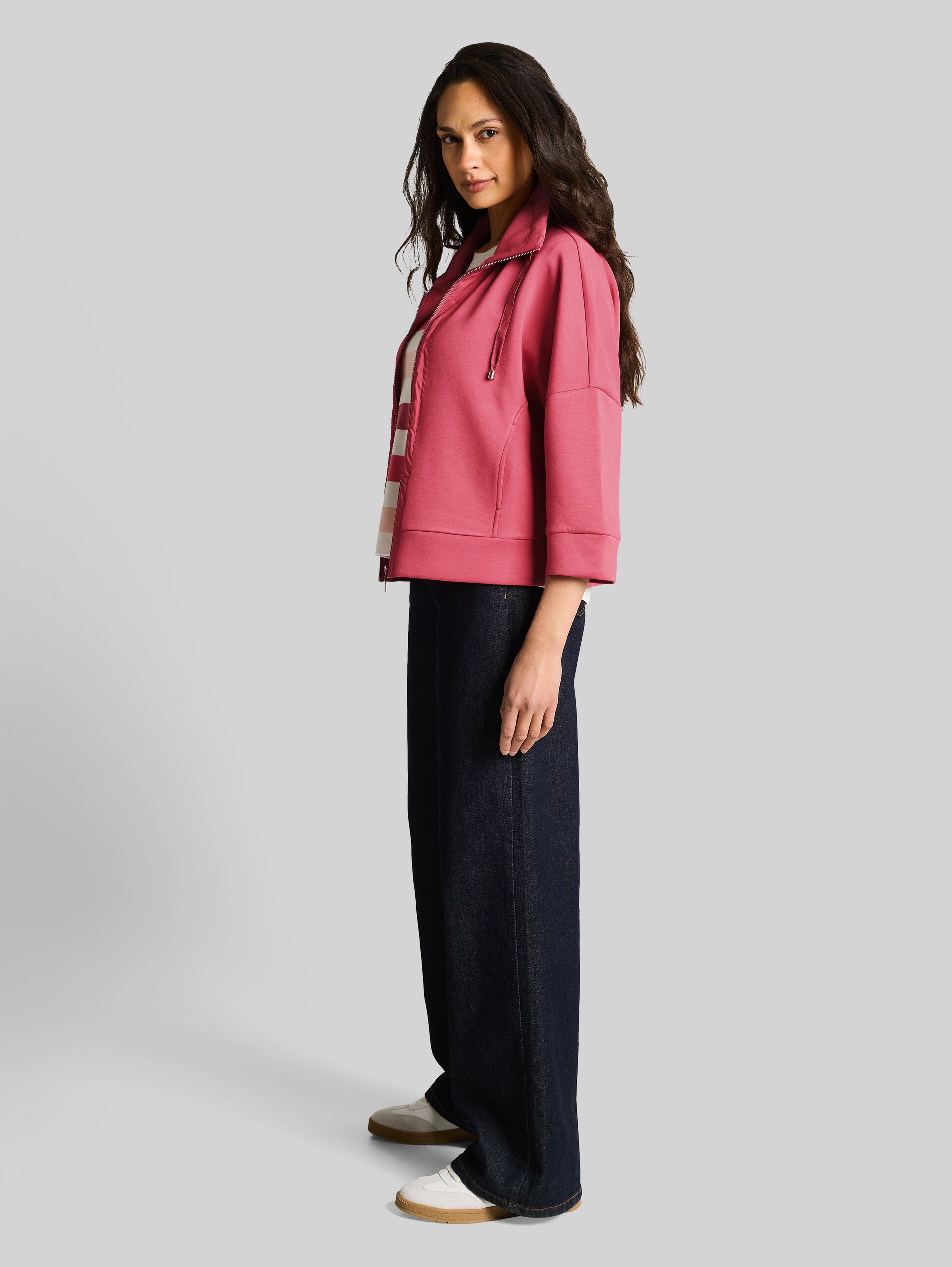 Boxy-fit scuba sweatshirt jacket - cozy pink - Model front view