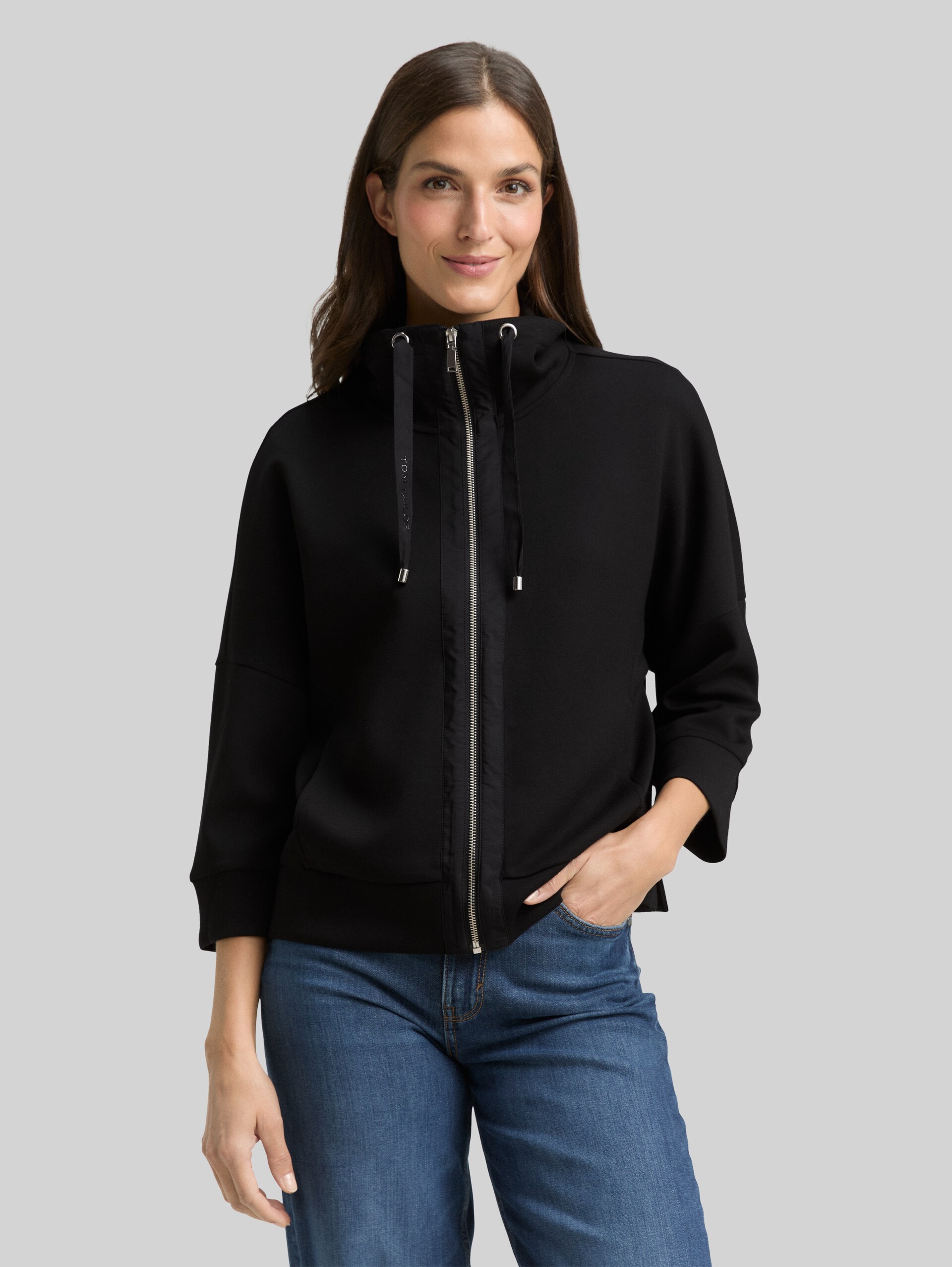 Boxy Fit Scuba Sweatjacke - deep black - Ausschnitt Model-Vorderansicht