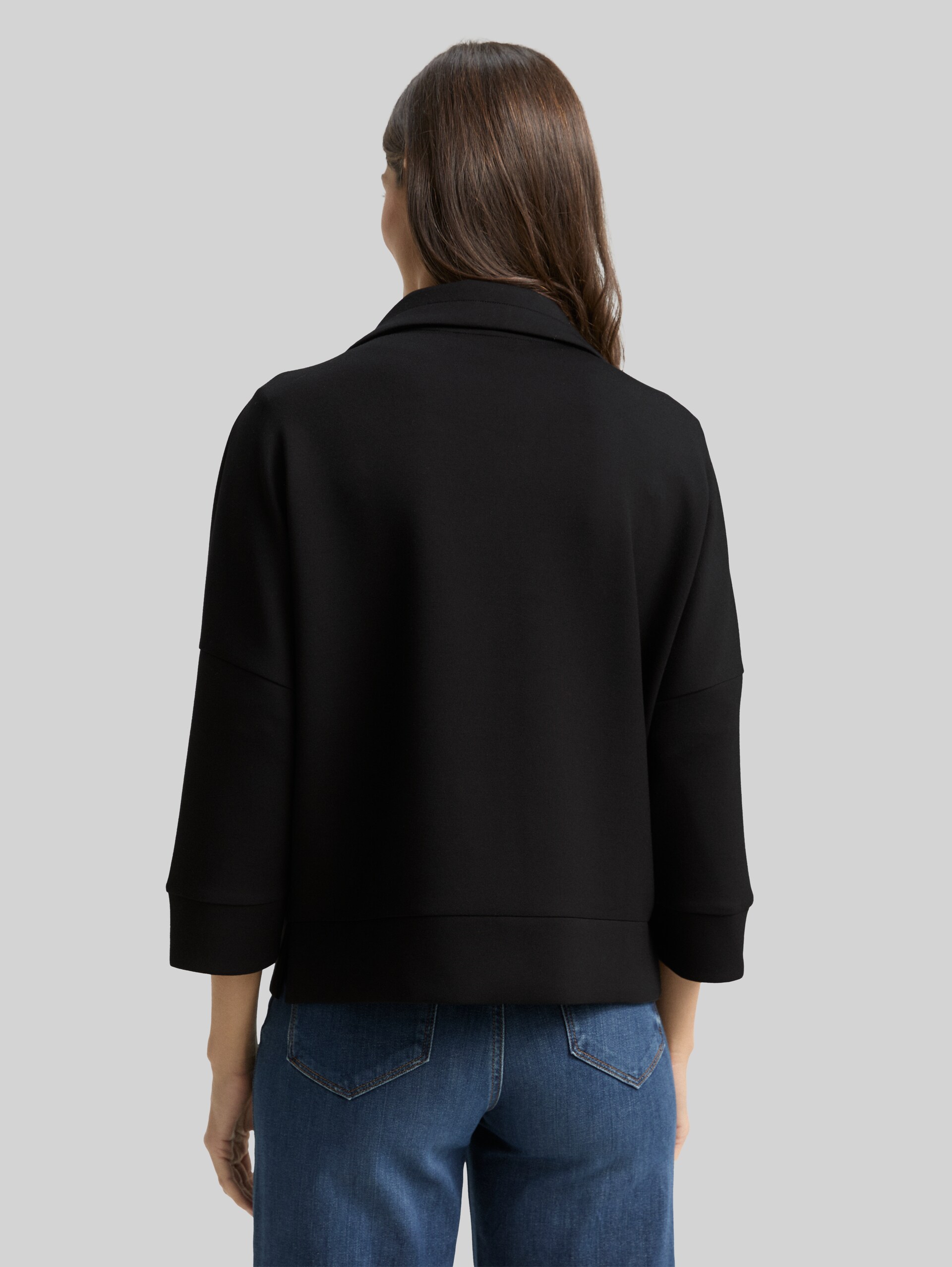 Boxy Fit Scuba Sweatjacke - deep black - Auschnitt Model-Rückansicht