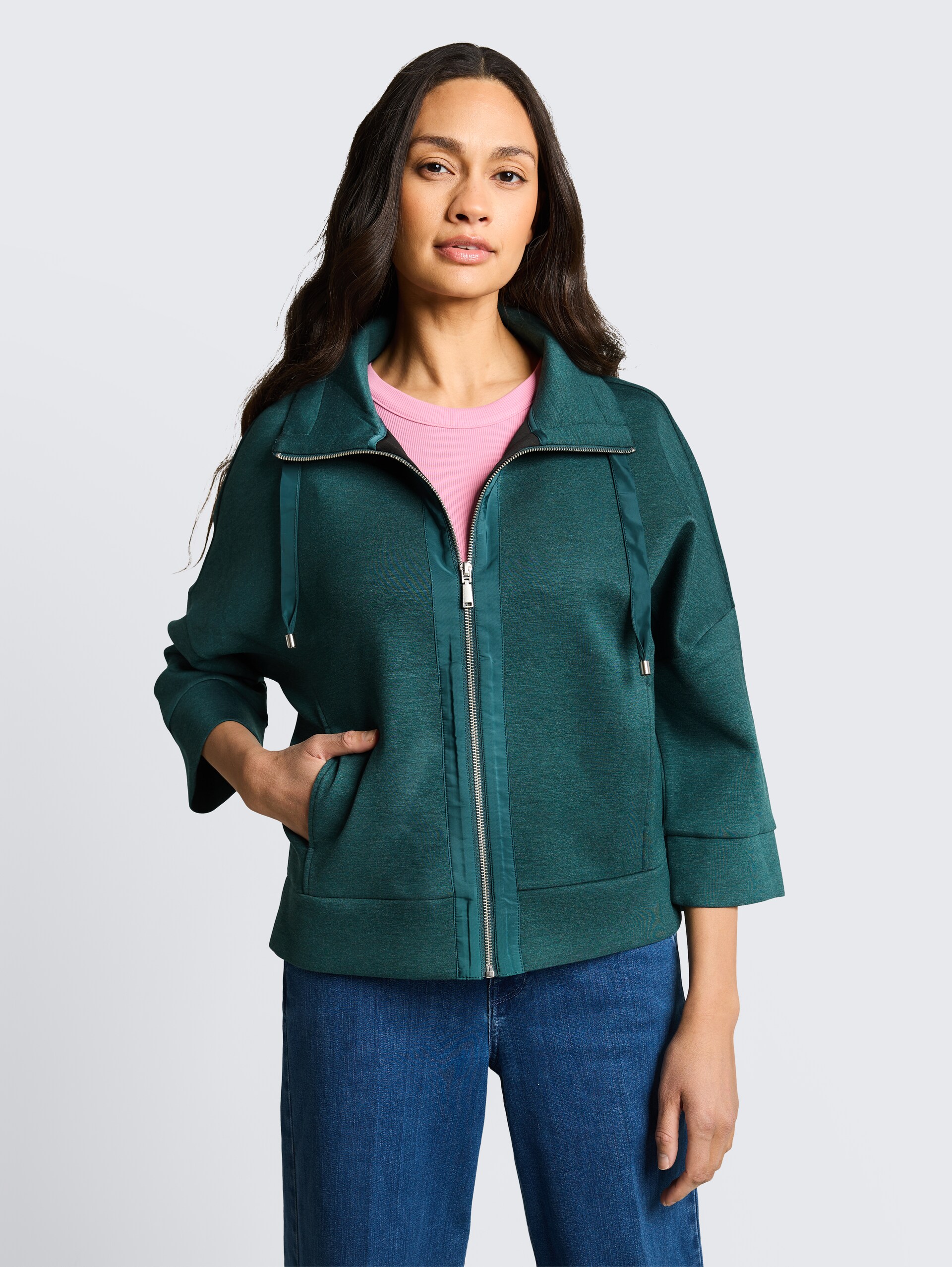 Boxy Fit Scuba Sweatjacke - Deep Meadow Green Melange - Ausschnitt Model-Vorderansicht