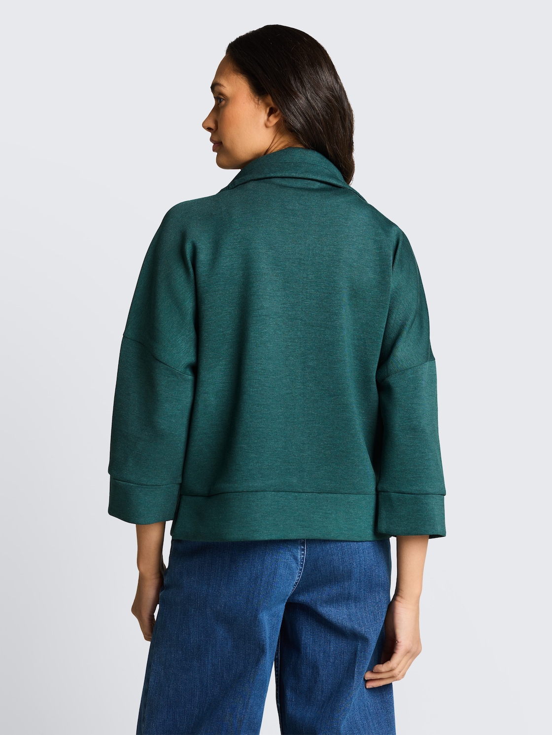 Boxy Fit Scuba Sweatjacke - Deep Meadow Green Melange - Auschnitt Model-Rückansicht