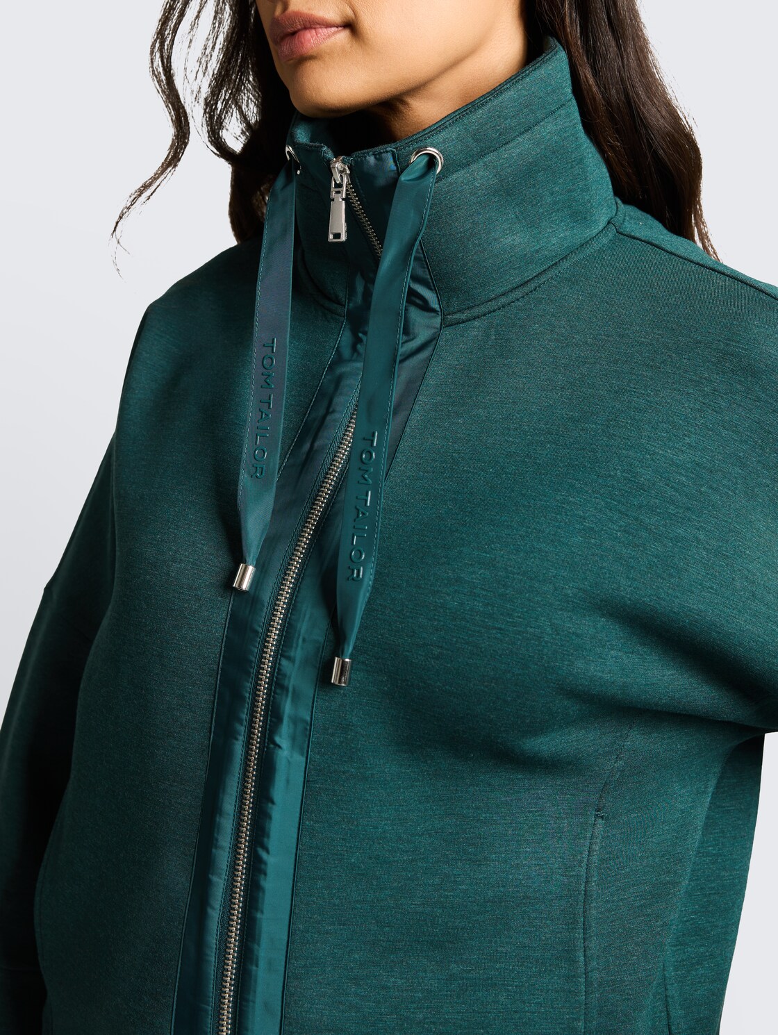 Boxy Fit Scuba Sweatjacke - Deep Meadow Green Melange - Detail-Model-Ansicht