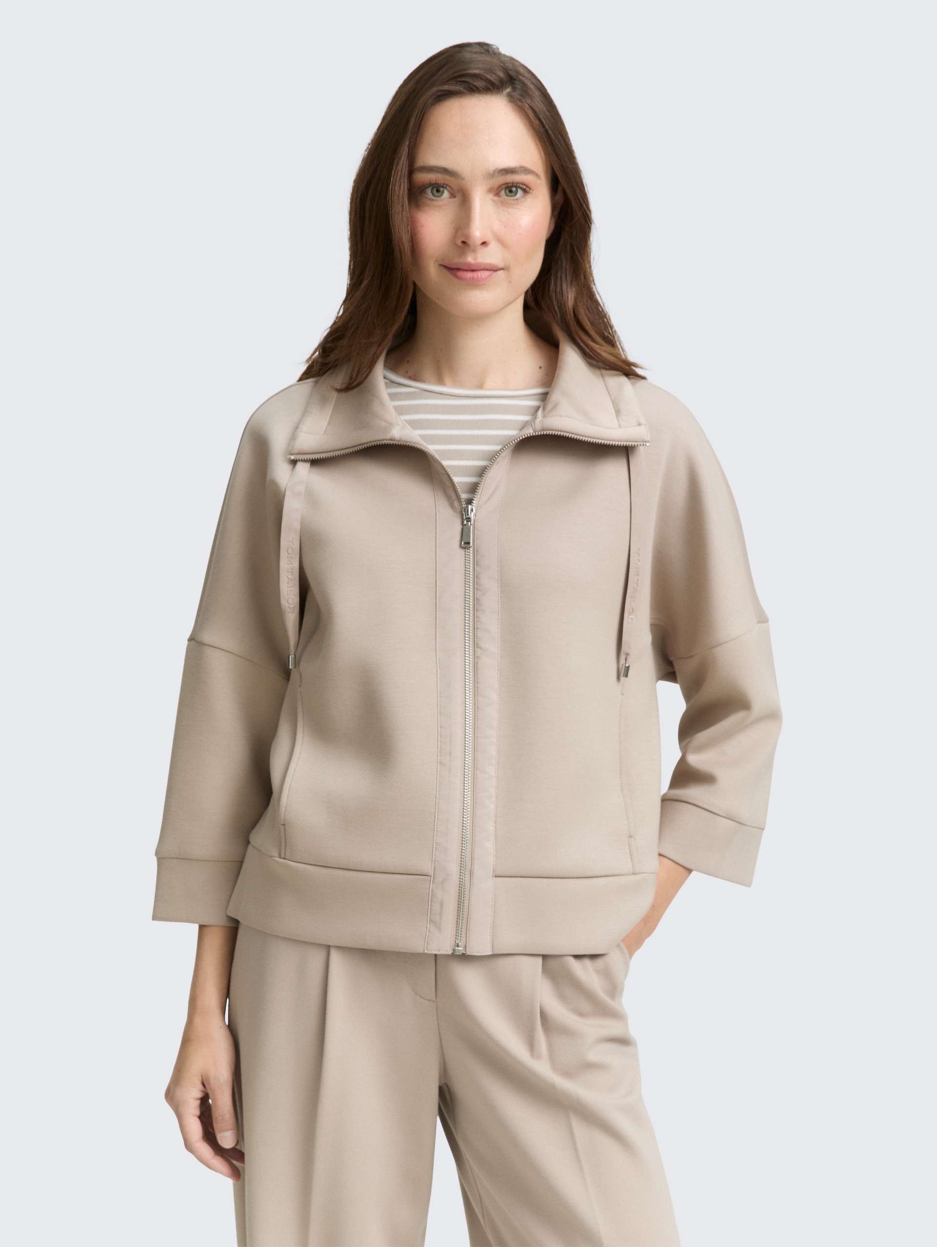 Boxy Fit Scuba Sweatjacke - soft taupe grey - Ausschnitt Model-Vorderansicht