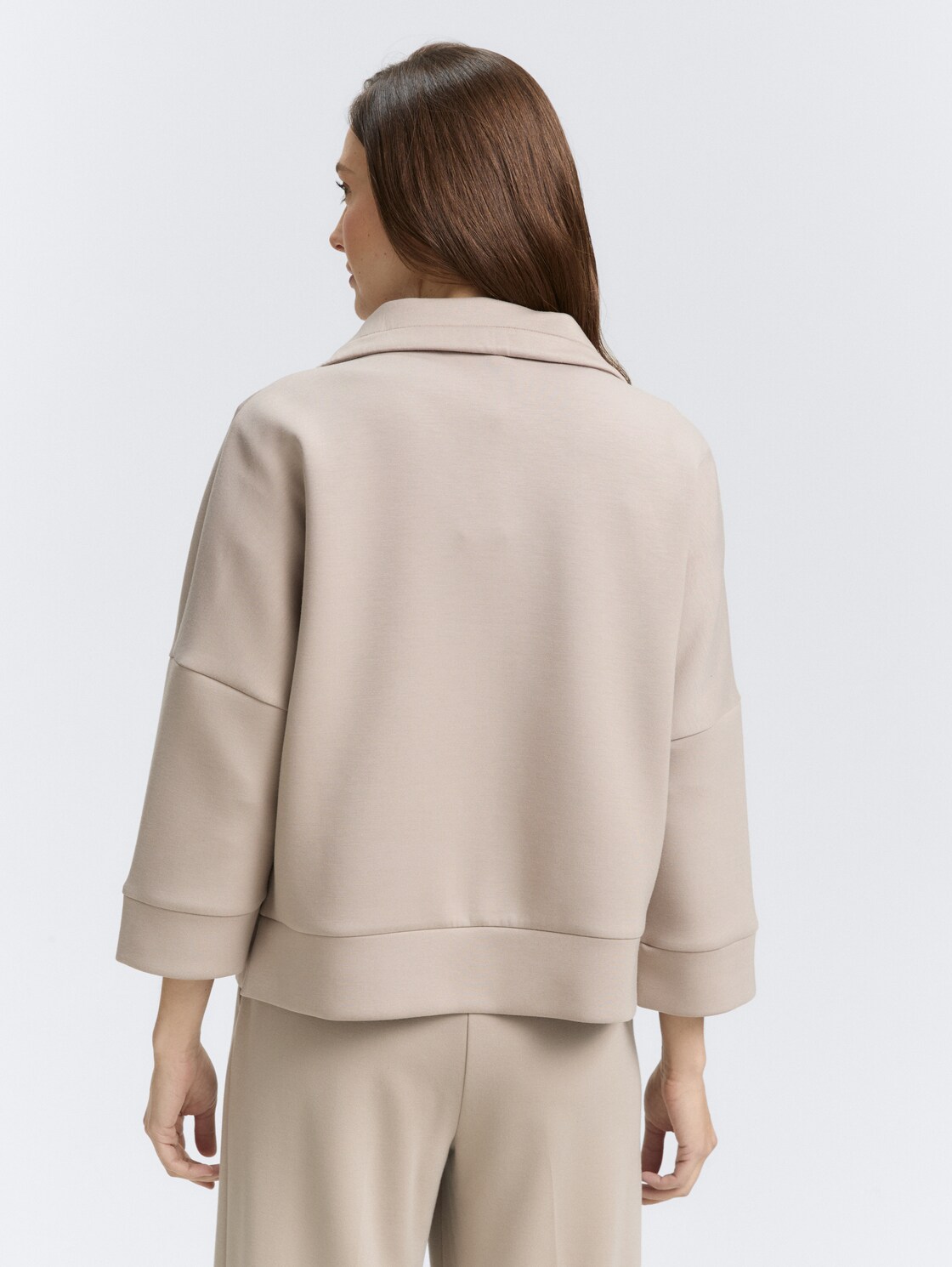 Boxy Fit Scuba Sweatjacke - soft taupe grey - Auschnitt Model-Rückansicht