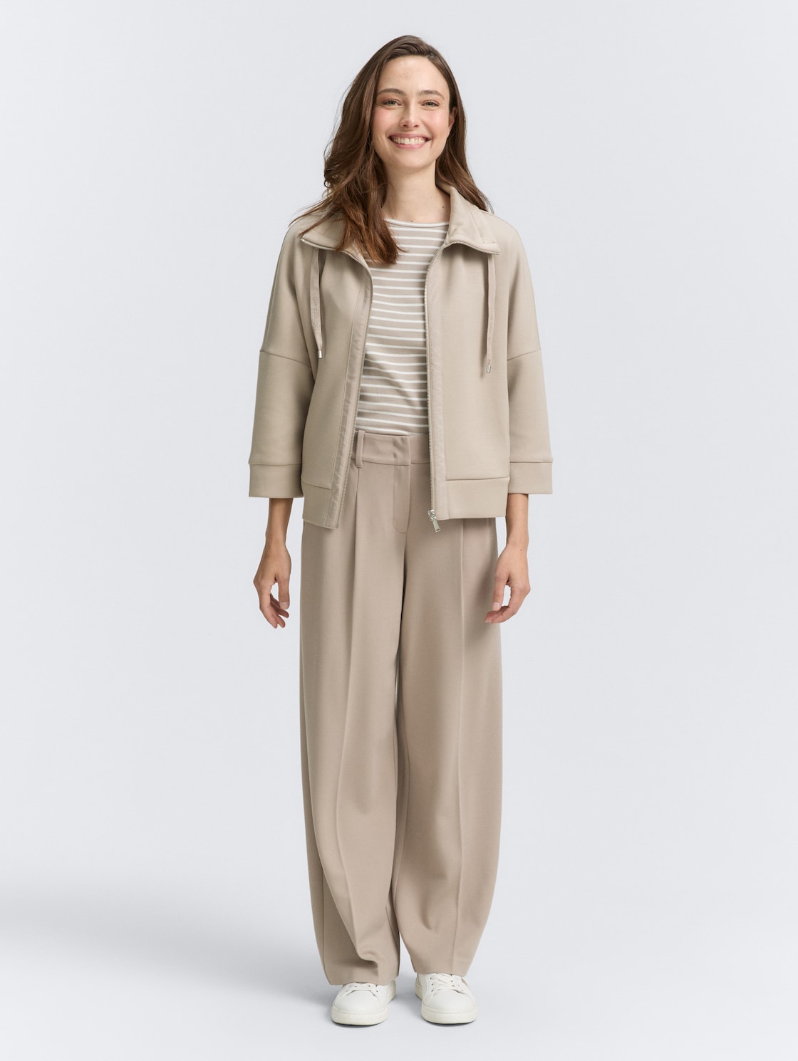 Boxy Fit Scuba Sweatjacke - soft taupe grey - Model-Vorderansicht