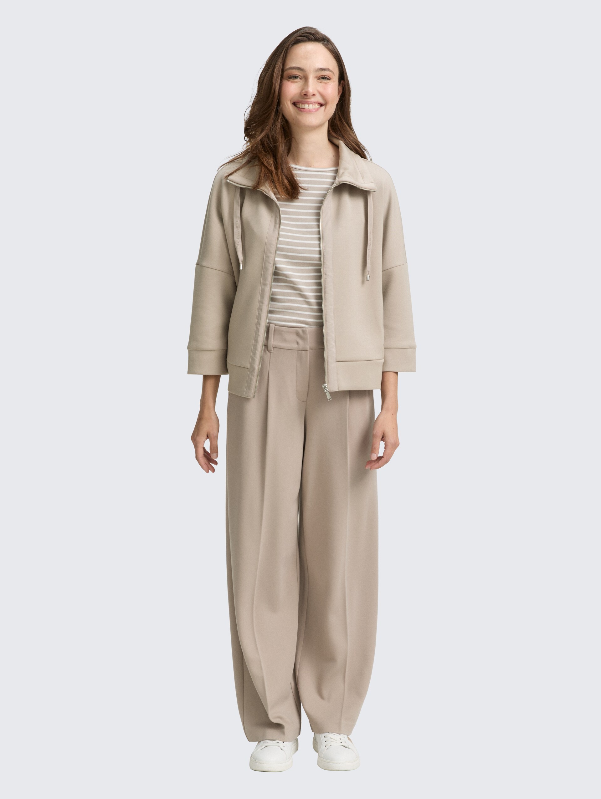 Boxy Fit Scuba Sweatjacke - soft taupe grey - Model-Vorderansicht