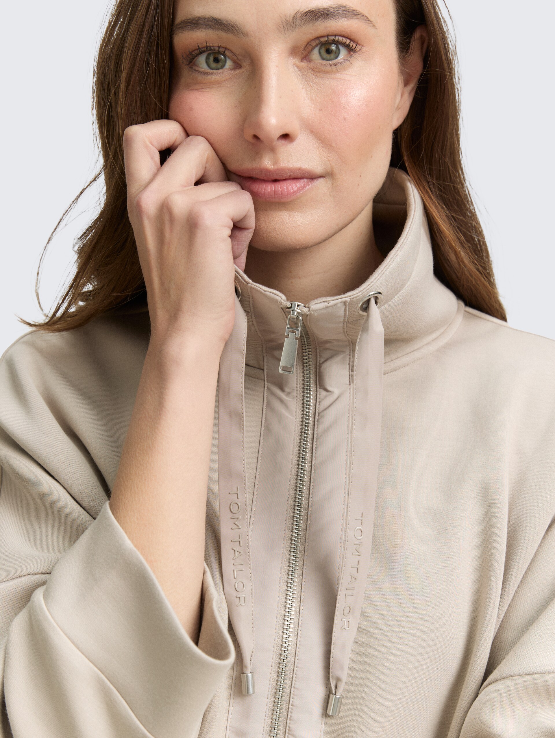 Boxy Fit Scuba Sweatjacke - soft taupe grey - Detail-Model-Ansicht
