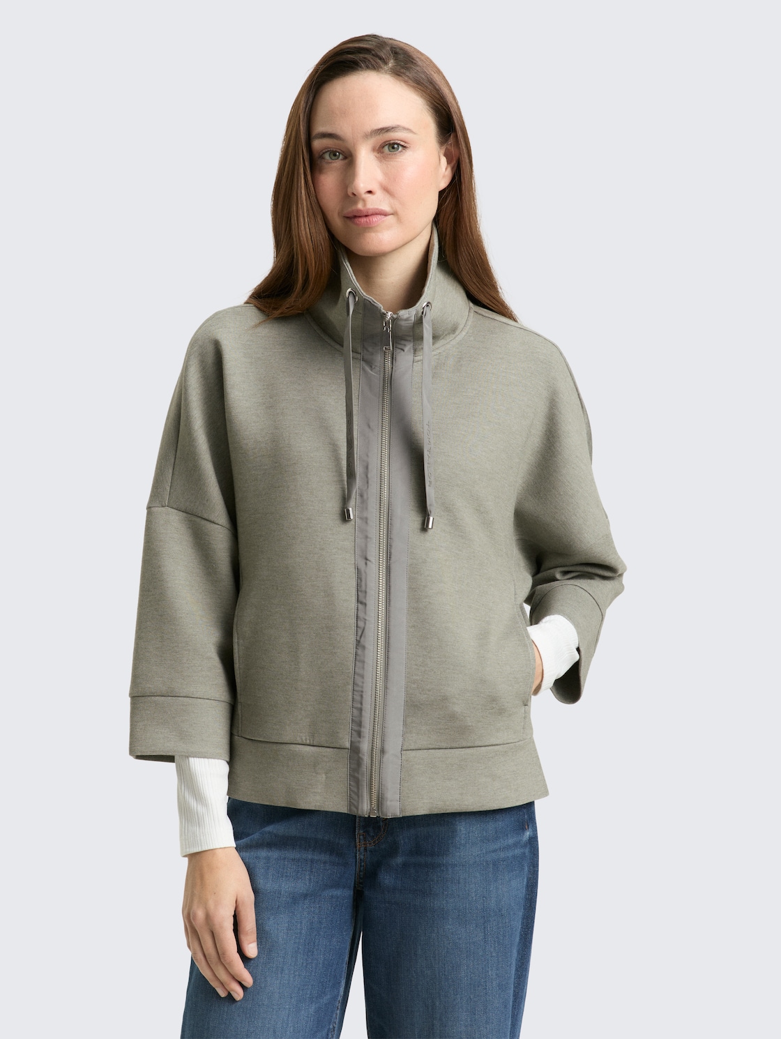 Boxy Fit Scuba Sweatjacke - cloudy green melange - Ausschnitt Model-Vorderansicht