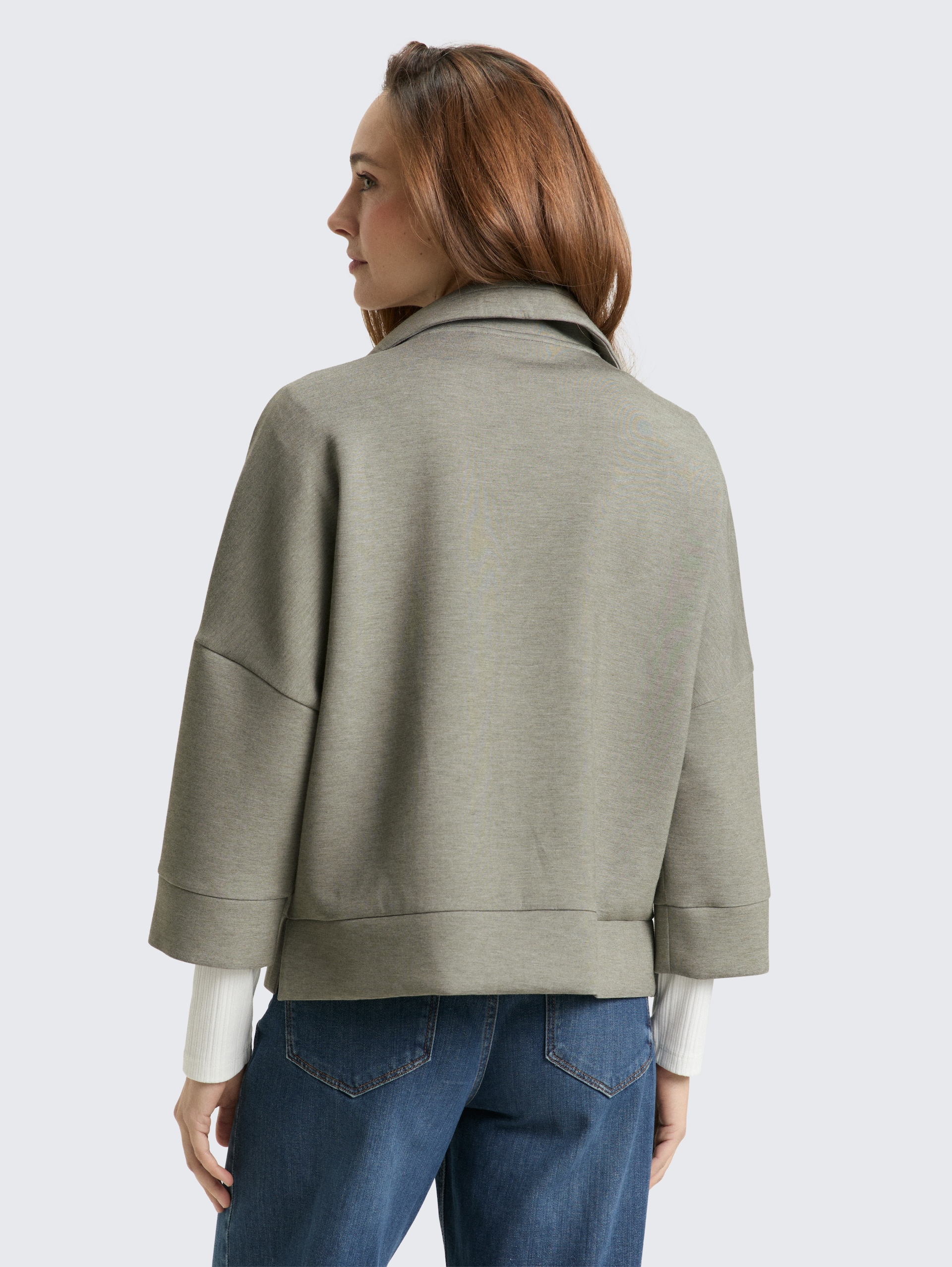 Boxy Fit Scuba Sweatjacke - cloudy green melange - Auschnitt Model-Rückansicht