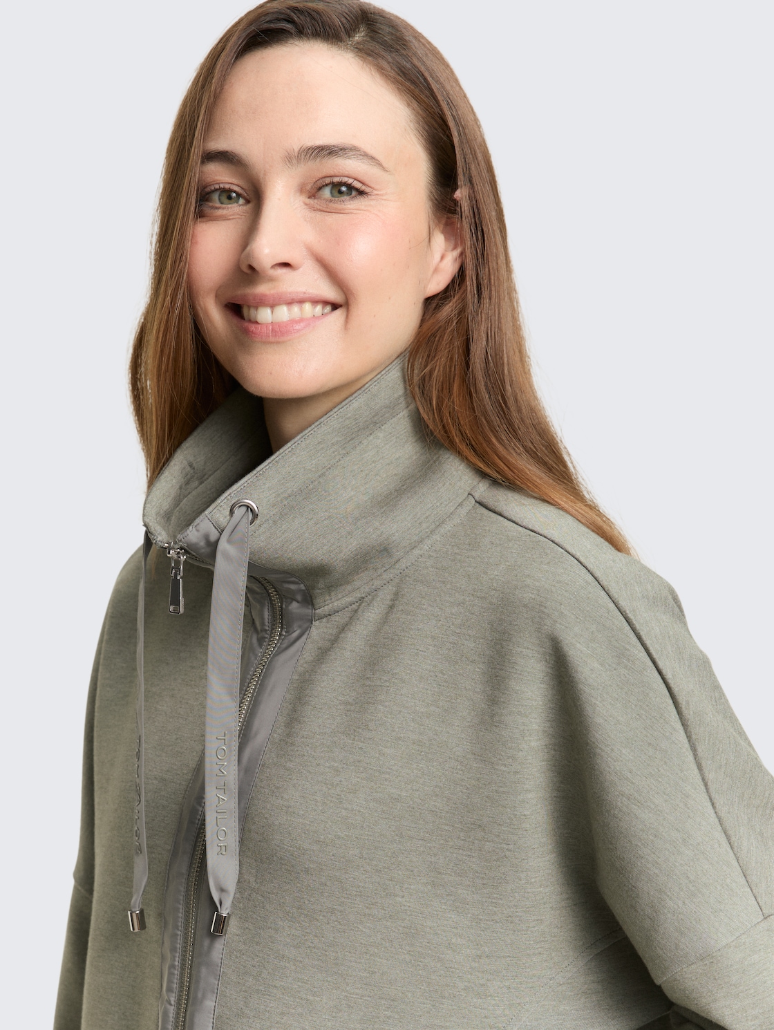 Boxy Fit Scuba Sweatjacke - cloudy green melange - Detail-Model-Ansicht