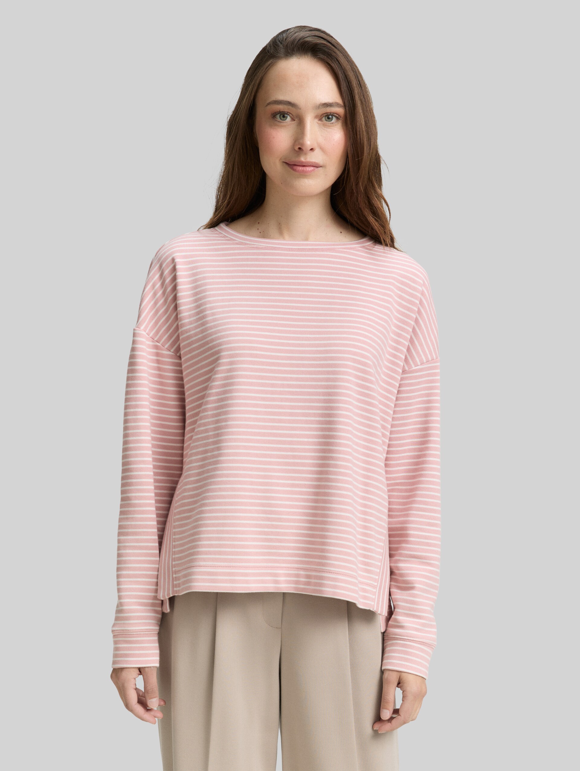 Sweatshirt with striped pattern - morning pink offwhite stripe - Neckline model front view