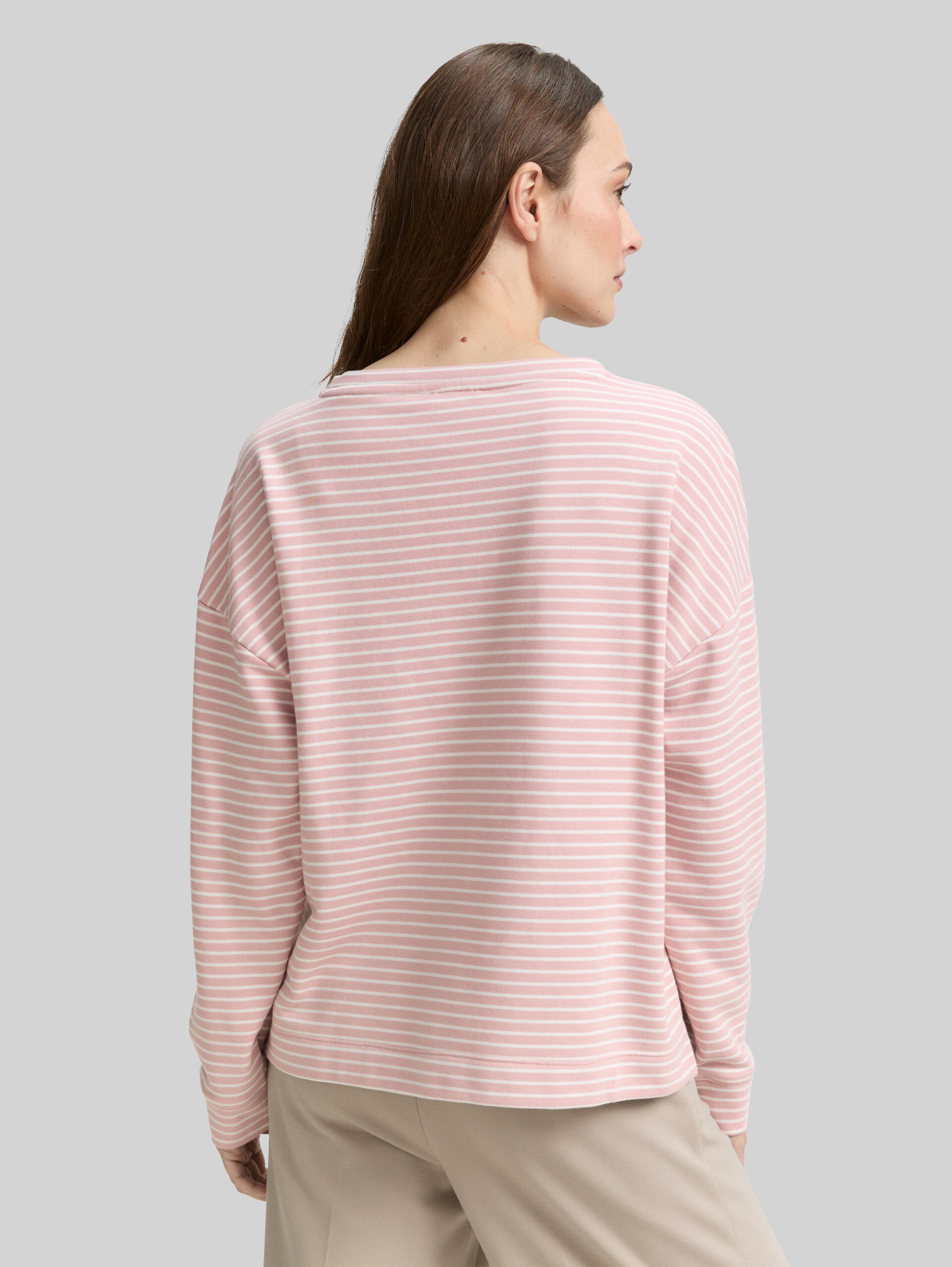 Sweatshirt with striped pattern - morning pink offwhite stripe - Neckline model-back view