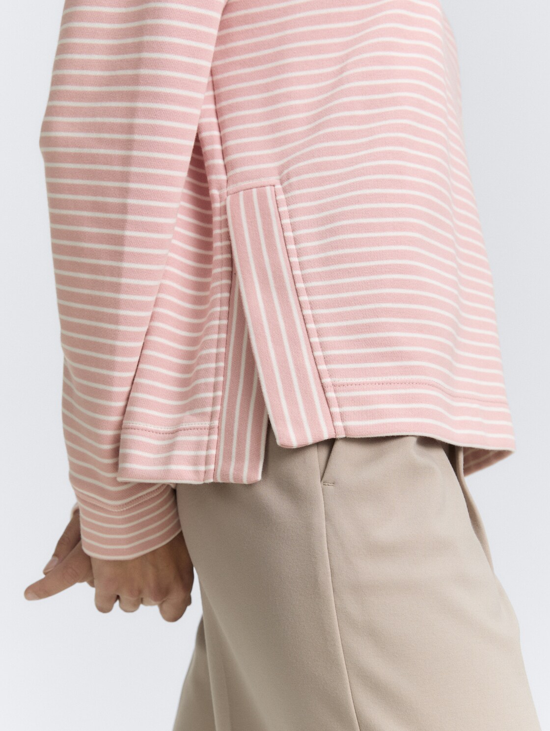 Sweatshirt mit Streifenmuster - morning pink offwhite stripe - Detail-Model-Ansicht