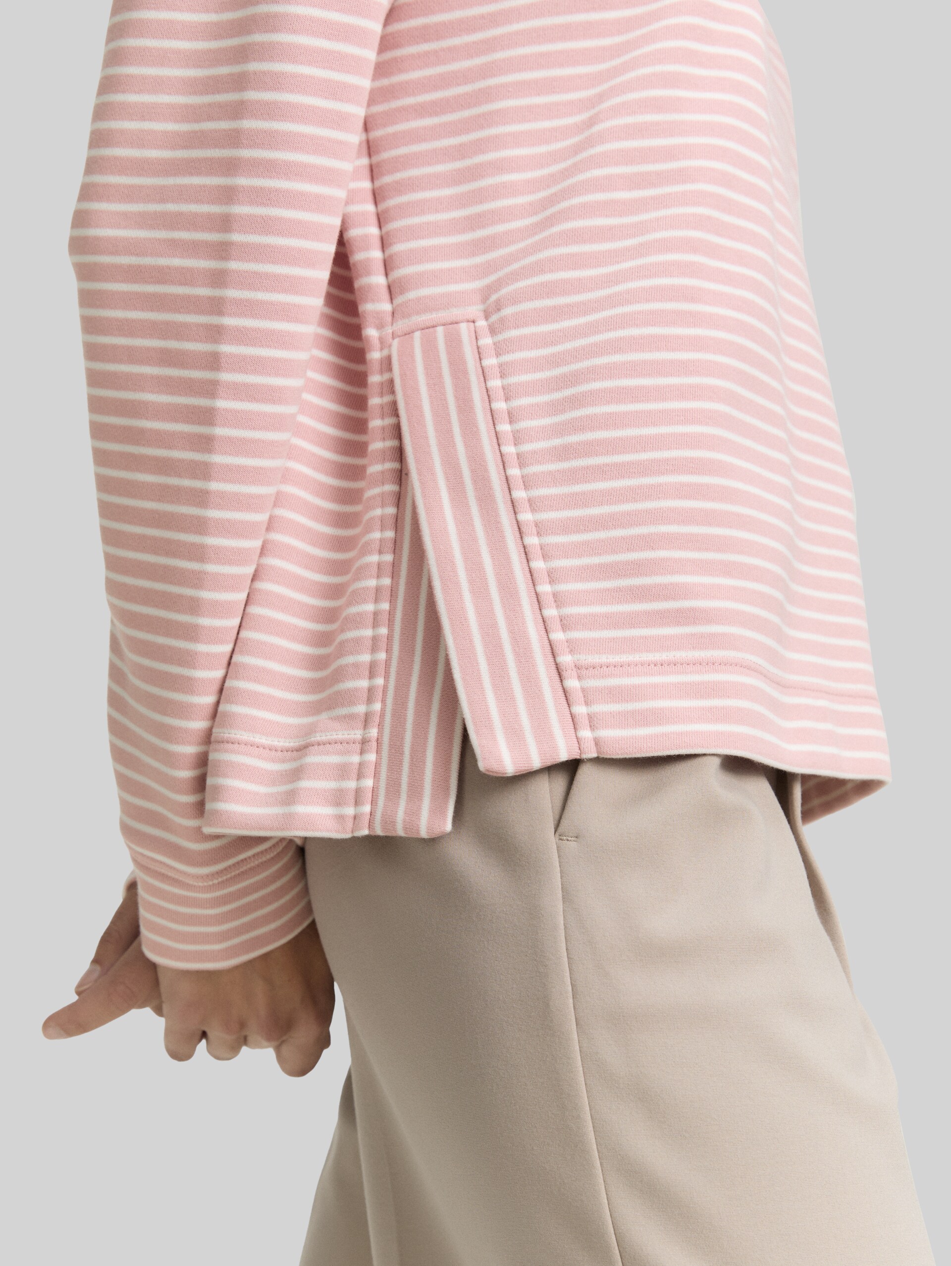 Sweatshirt with striped pattern - morning pink offwhite stripe - Detail model view
