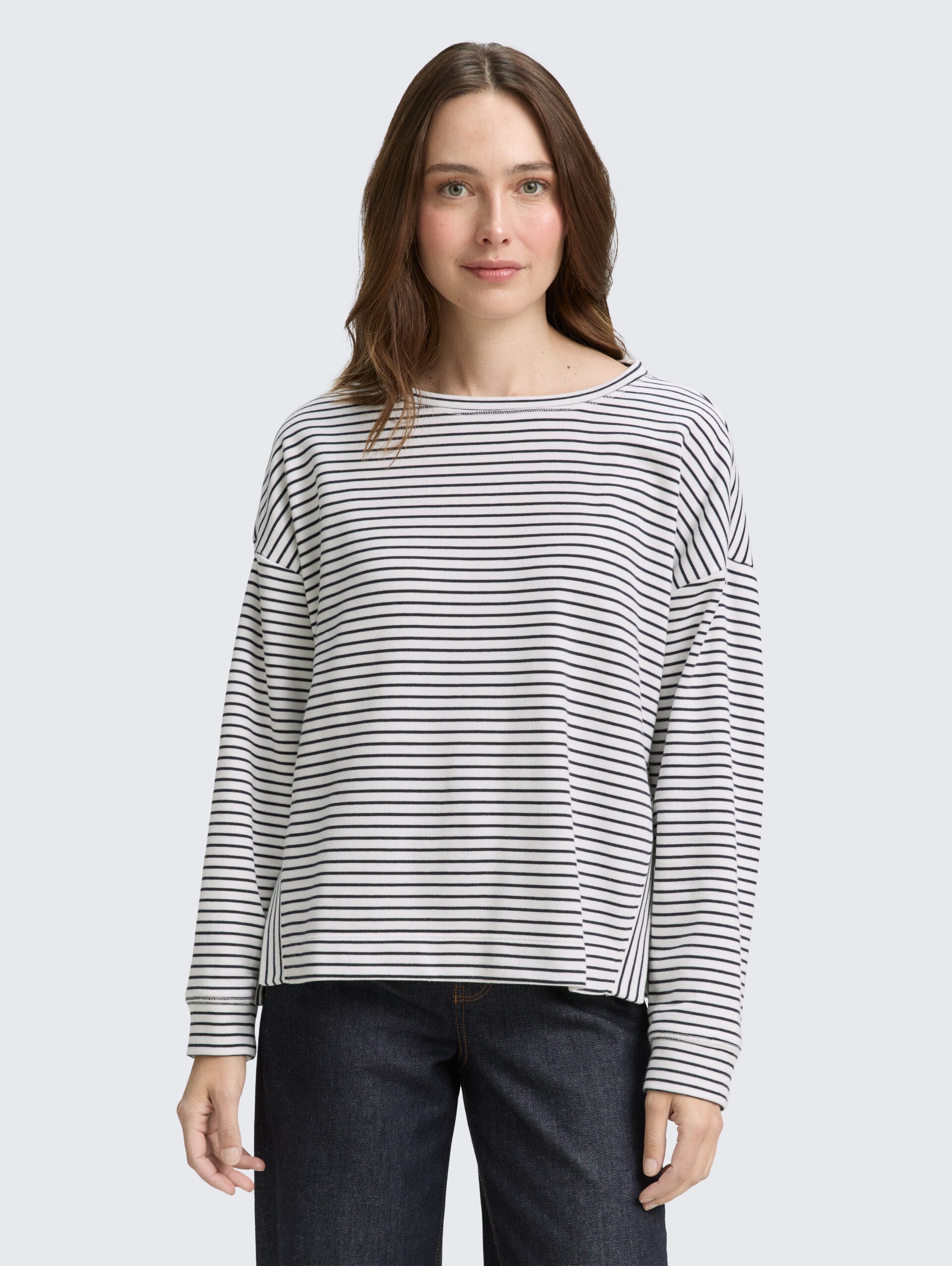 Sweatshirt mit Streifenmuster - eclipse blue offwhite stripe - Ausschnitt Model-Vorderansicht