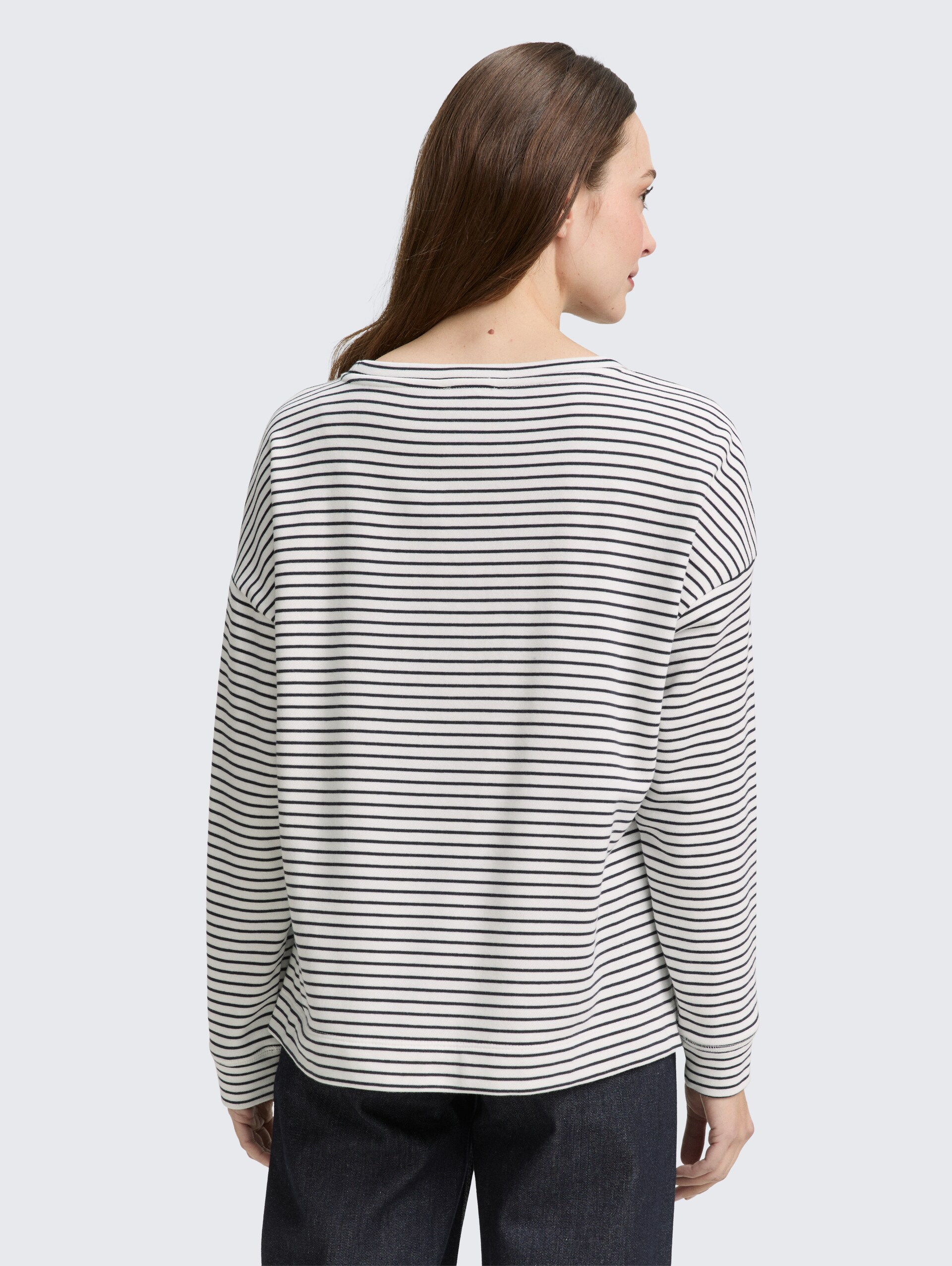 Sweatshirt mit Streifenmuster - eclipse blue offwhite stripe - Auschnitt Model-Rückansicht