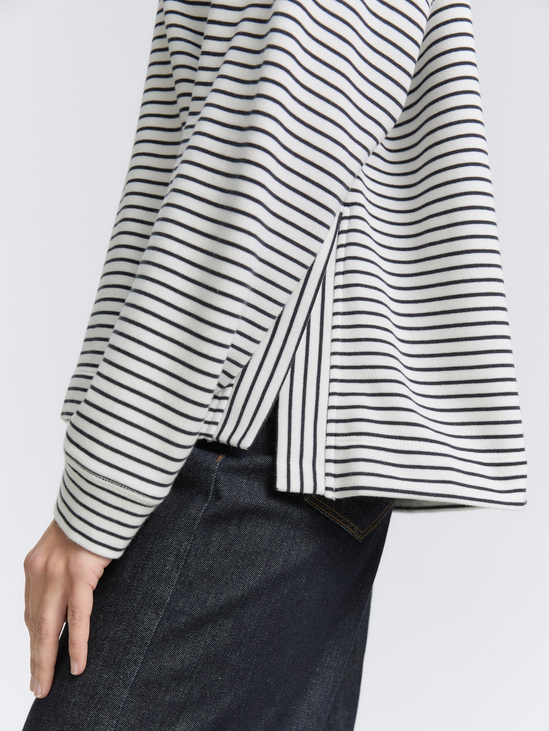 Sweatshirt mit Streifenmuster - eclipse blue offwhite stripe - Detail-Model-Ansicht