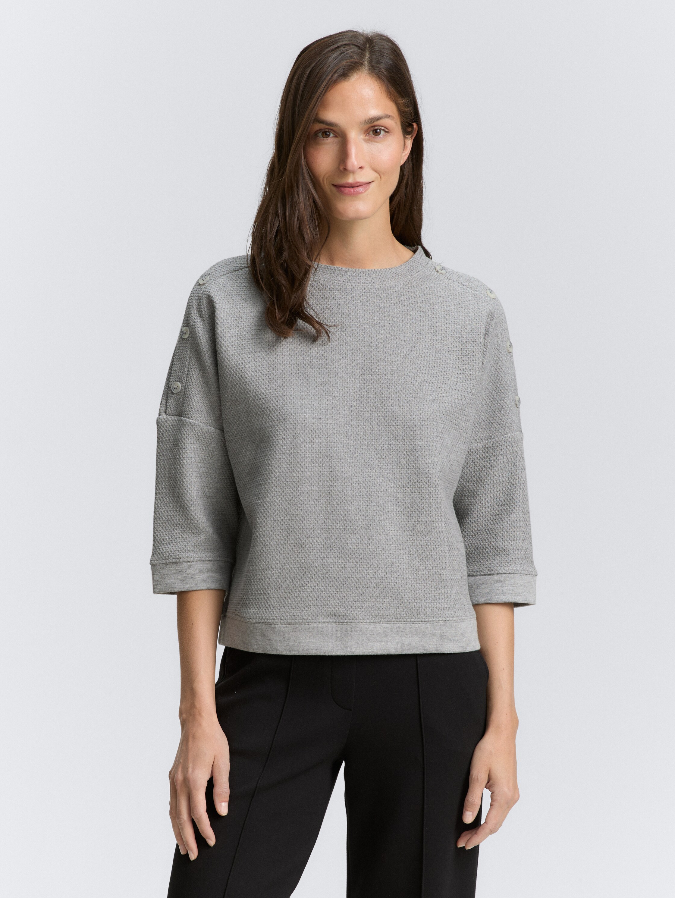Sweatshirt mit Knopf-Details - medium silver grey melange - Ausschnitt Model-Vorderansicht