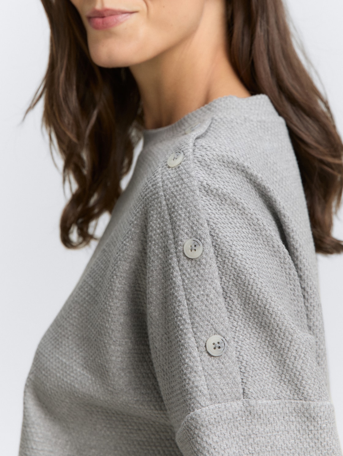 Sweatshirt mit Knopf-Details - medium silver grey melange - Detail-Model-Ansicht