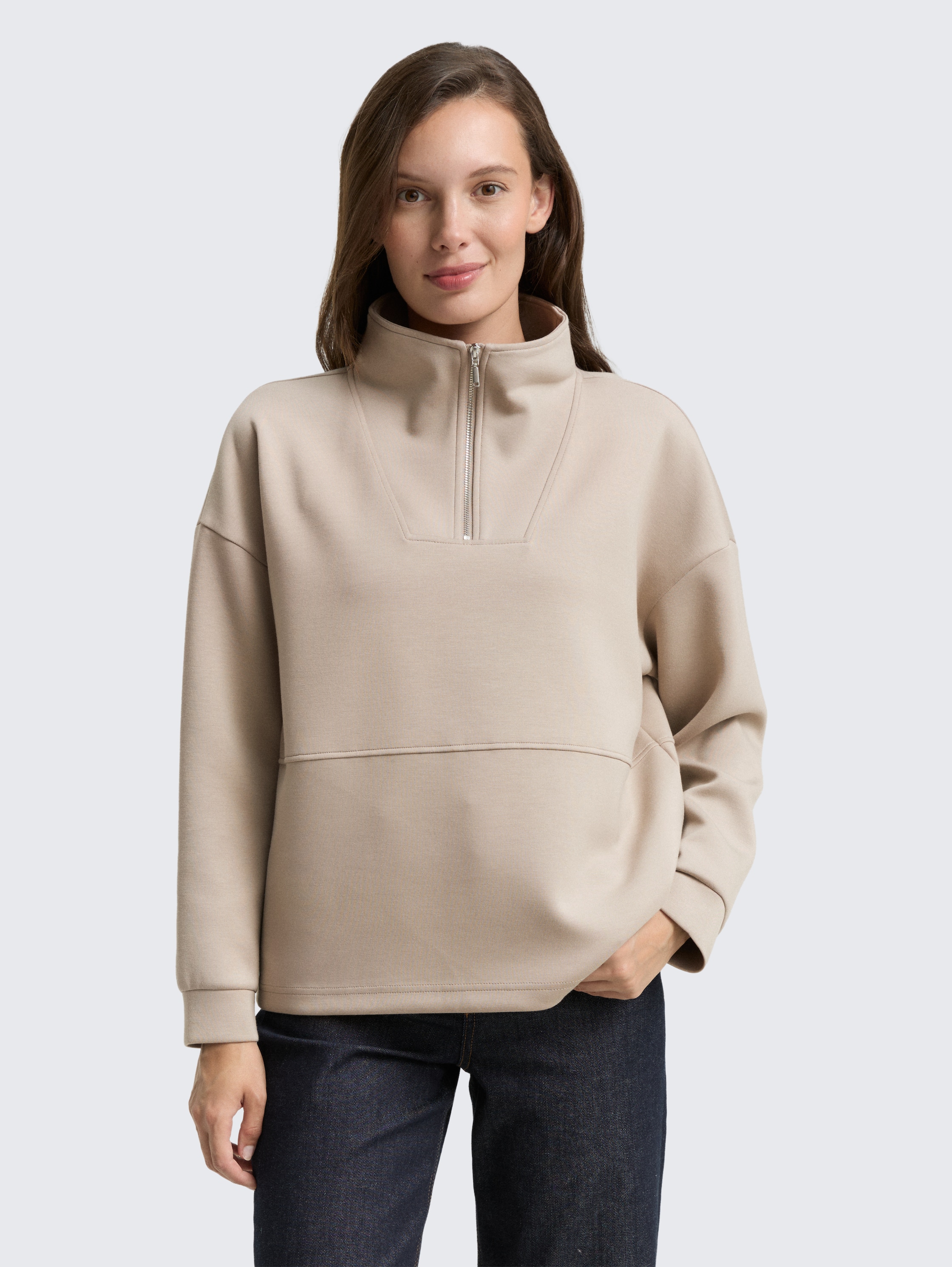 Scuba Troyer Sweatshirt - soft taupe grey - Ausschnitt Model-Vorderansicht