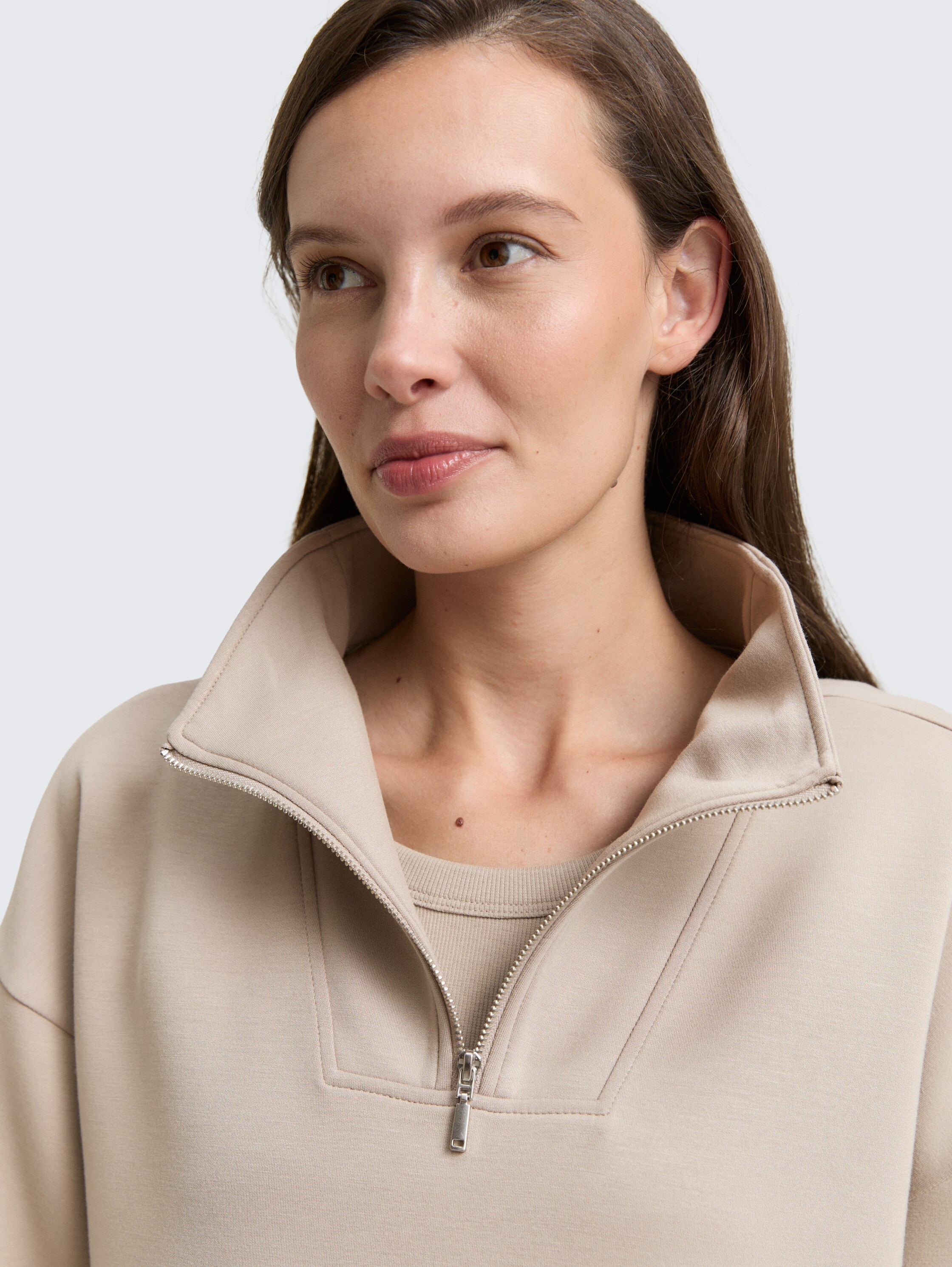 Scuba Troyer Sweatshirt - soft taupe grey - Detail-Model-Ansicht