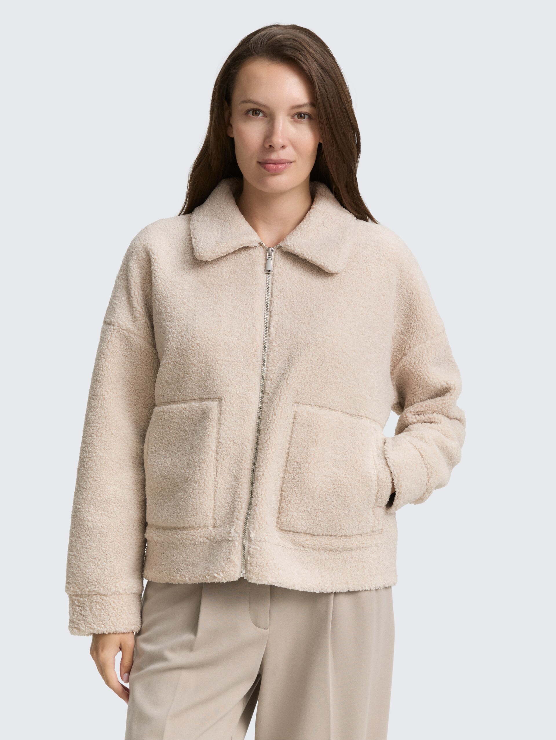 Sweatjacke aus Teddyfleece - taupe grey melange - Ausschnitt Model-Vorderansicht